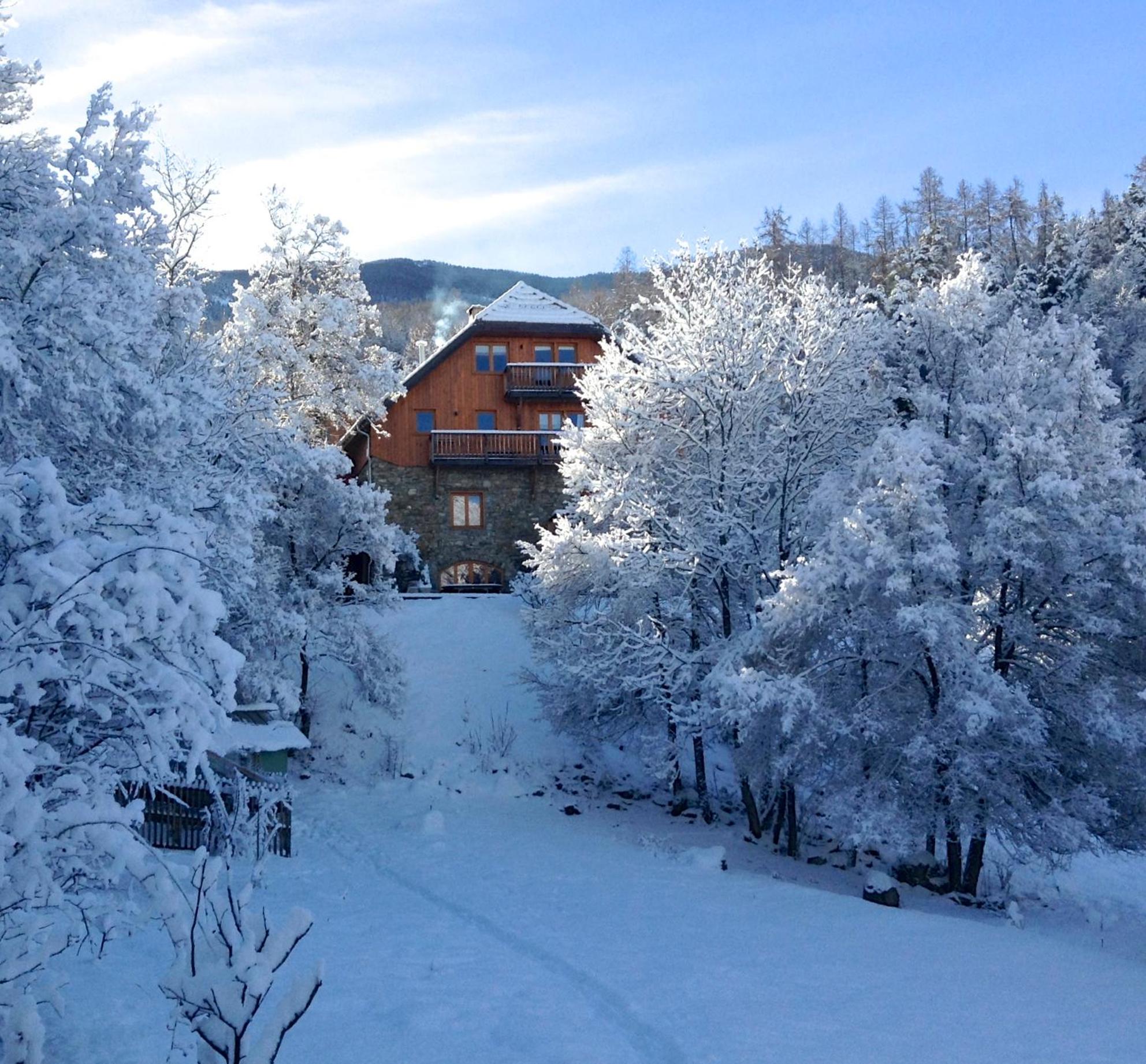 Three-Bedroom Apartment With Mountain View photo 3