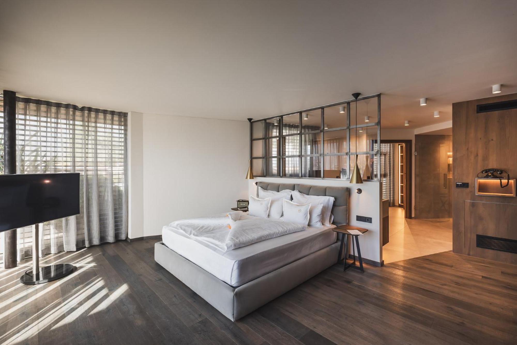 Suite Penthouse avec Piscine Privée et Sauna