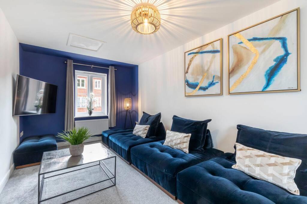 Five-Bedroom House photo 1