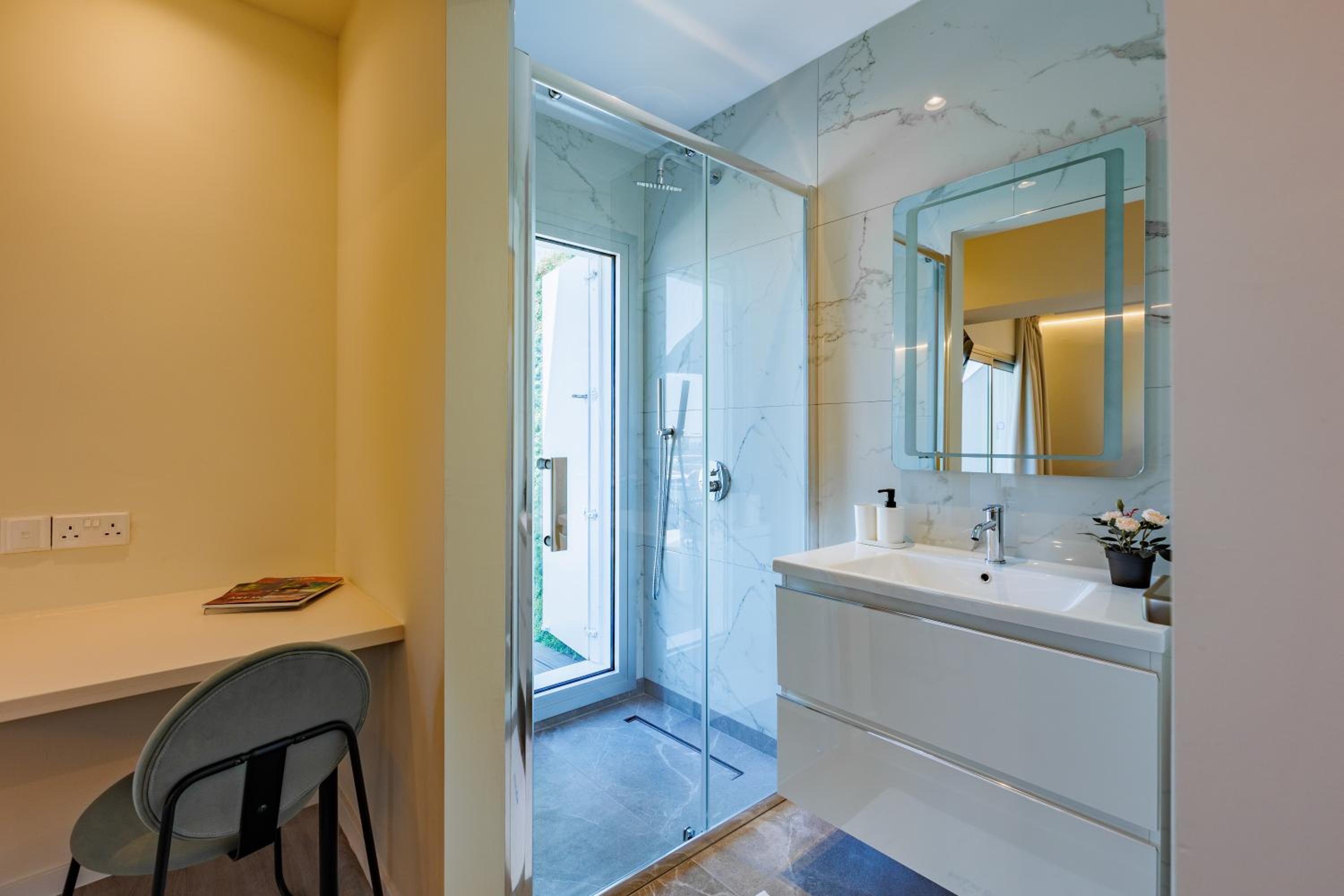 Deluxe Suite with Sea View