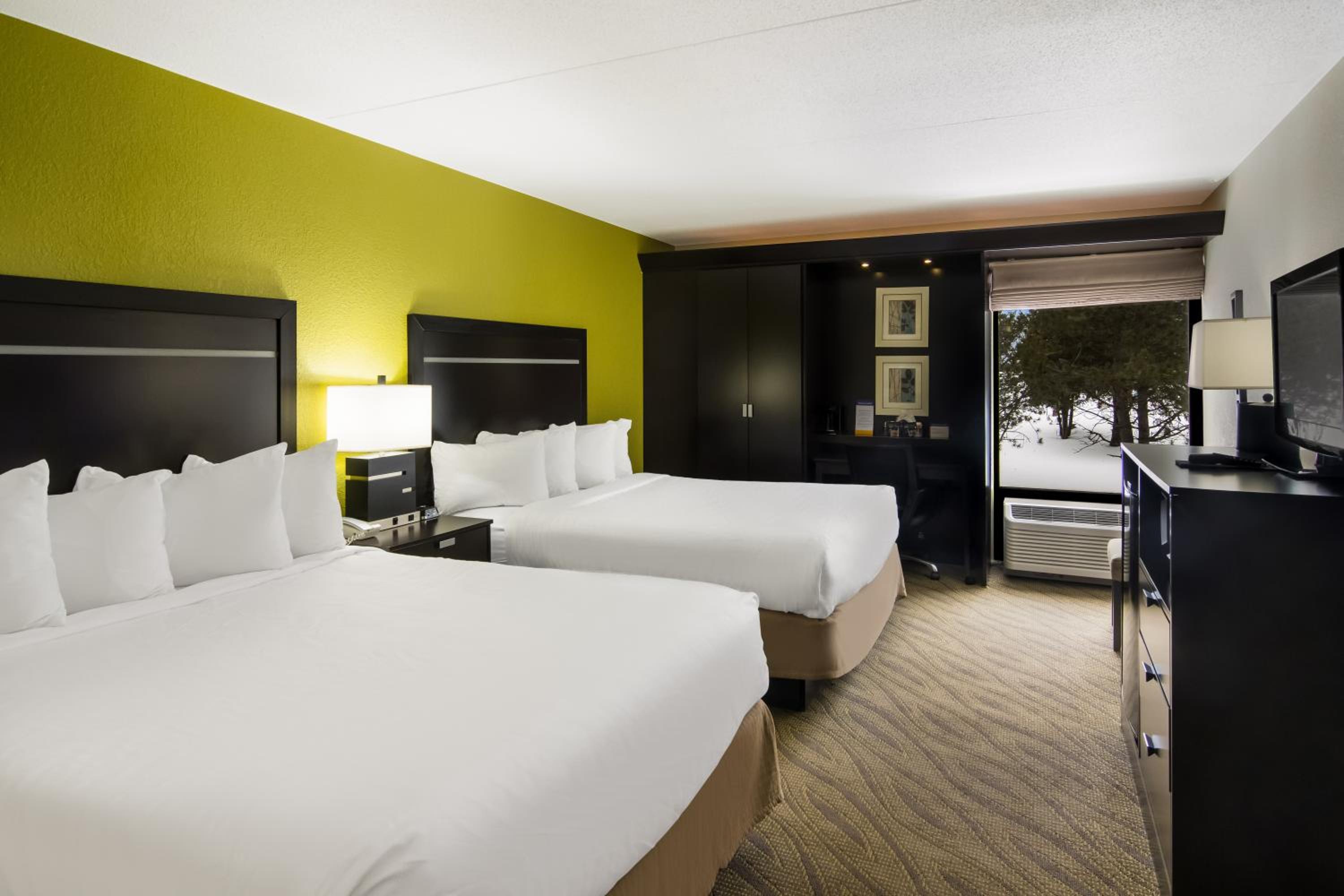 Queen Room with Two Queen Beds - Photo 1