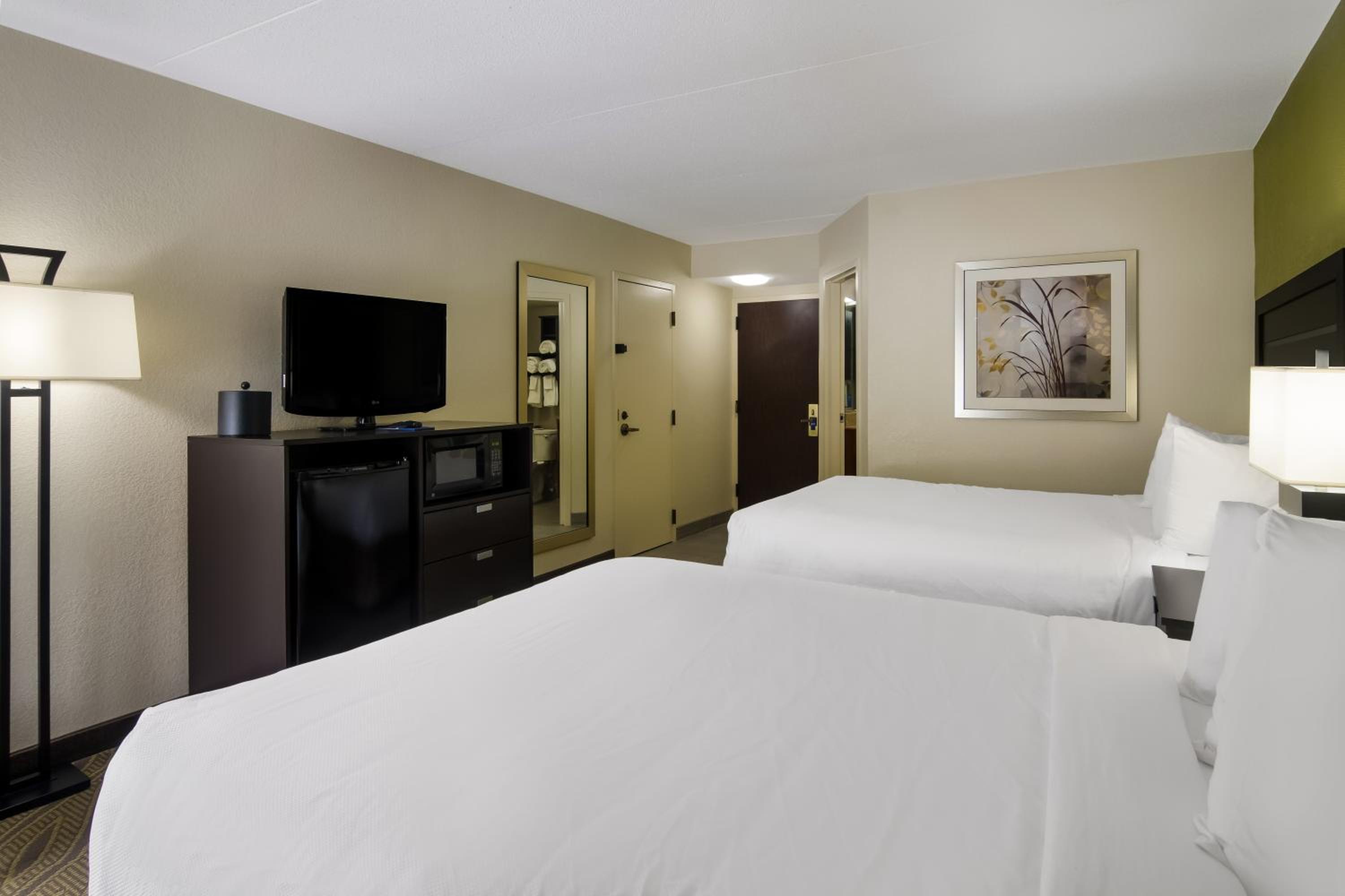 Queen Room with Two Queen Beds - Photo 3