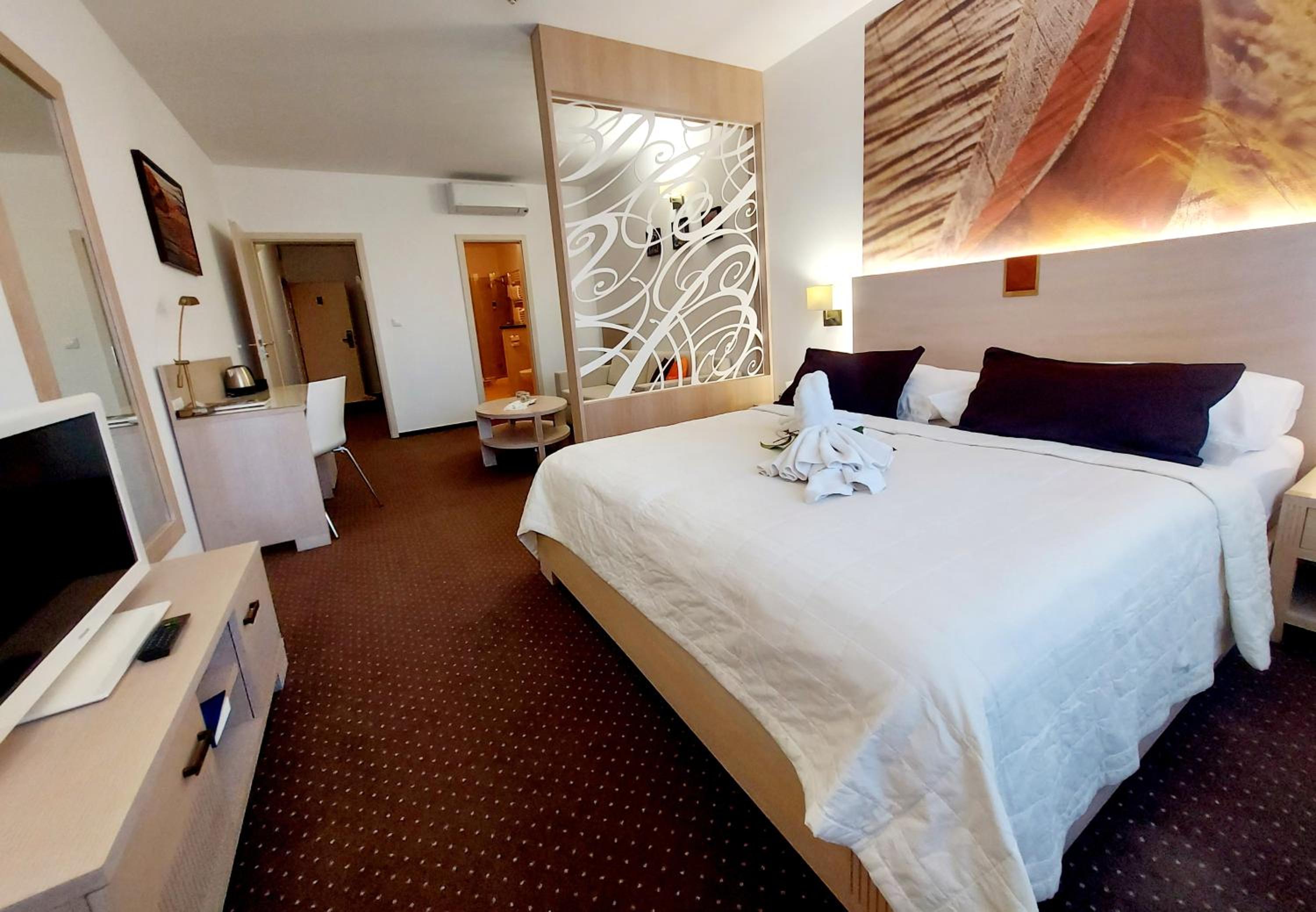 Deluxe Double Room with Bath - Photo 1