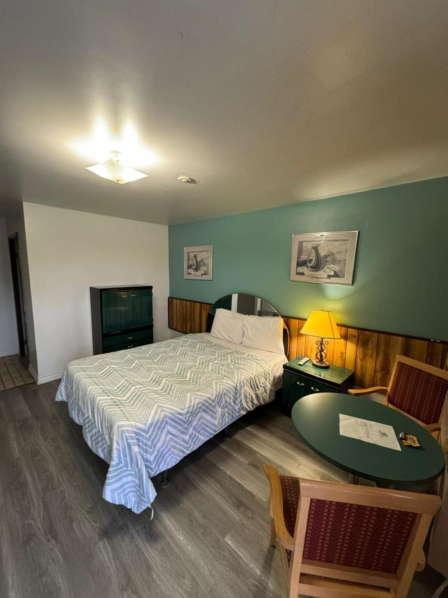 Queen Room photo 2