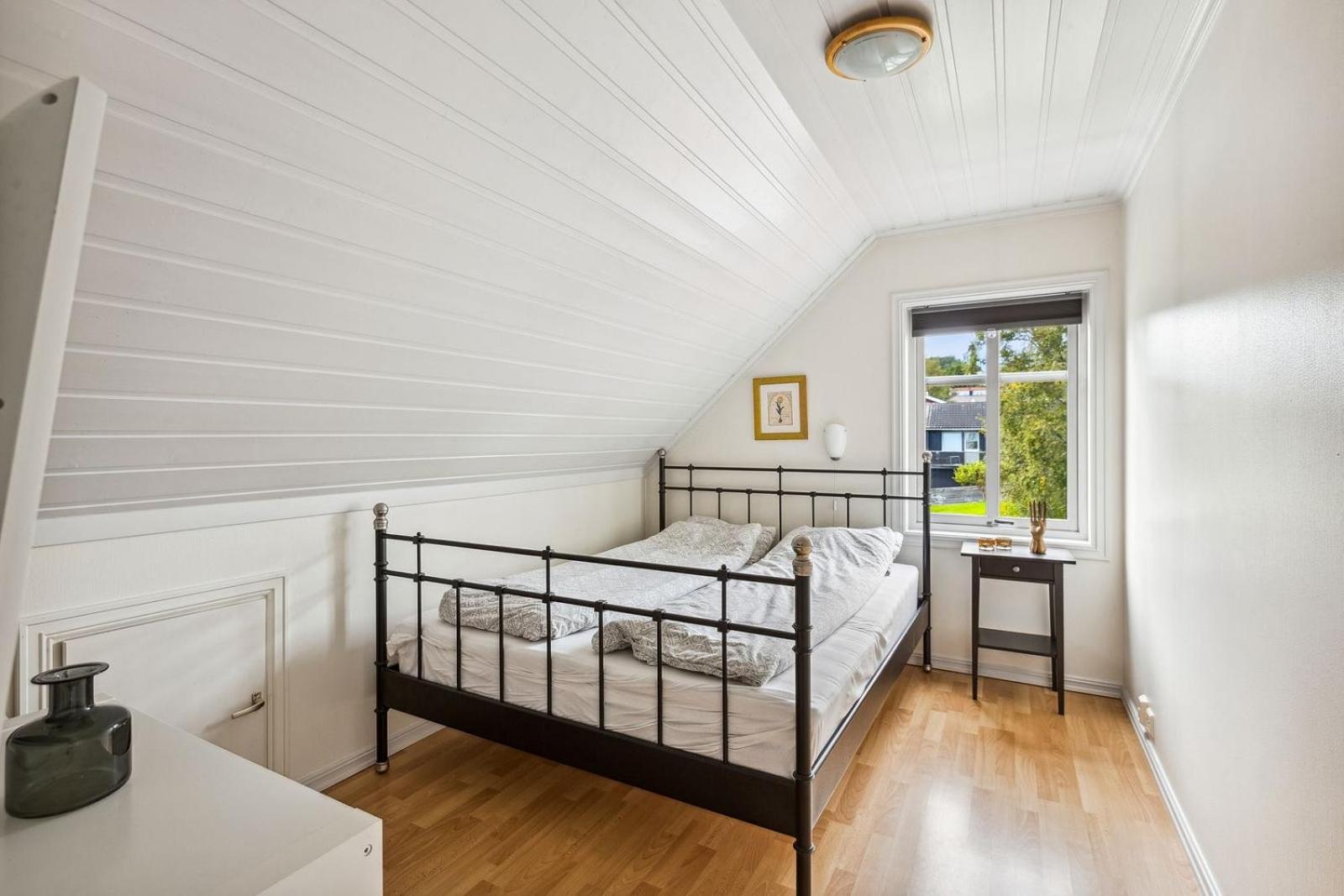 Five-Bedroom House photo 2