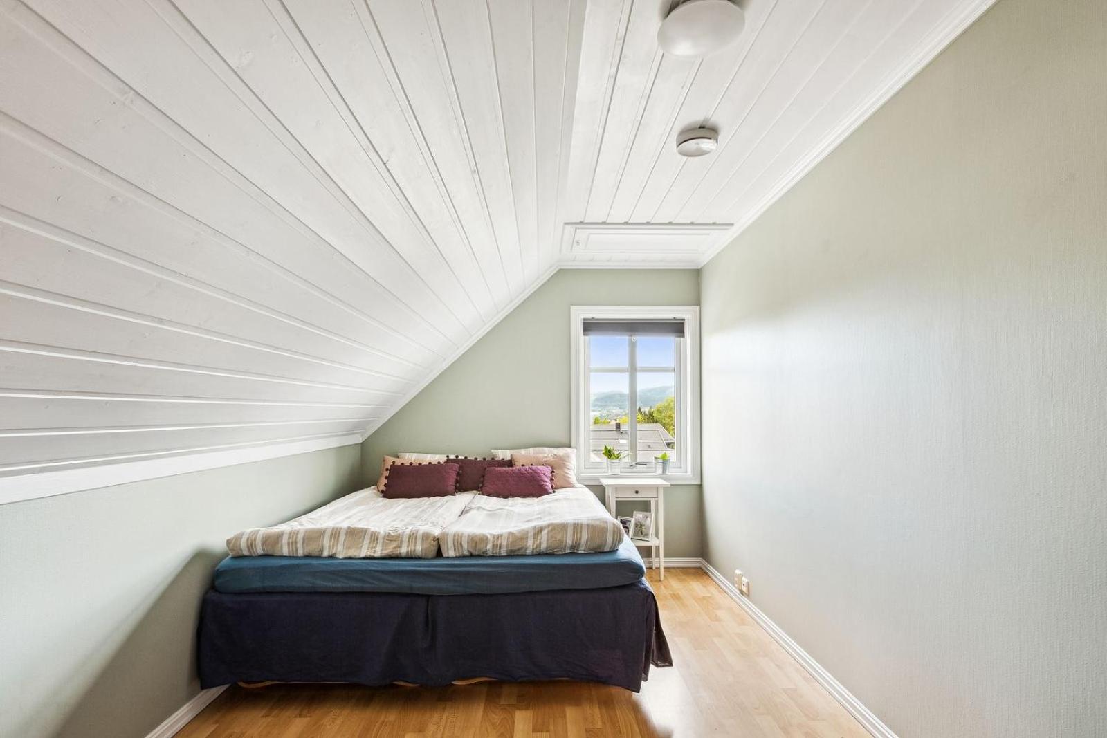 Five-Bedroom House photo 3