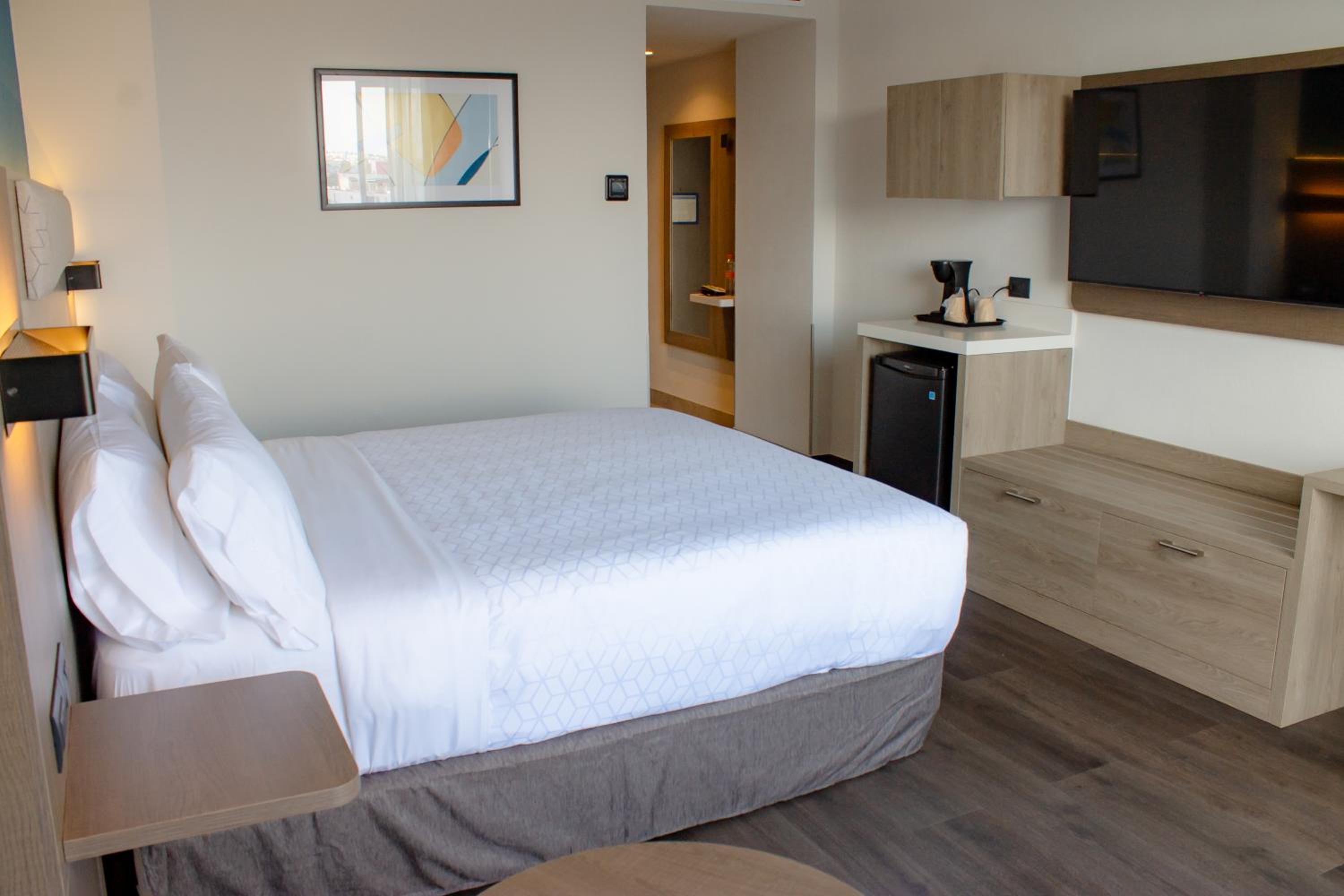 King Suite with Balcony - Photo 3