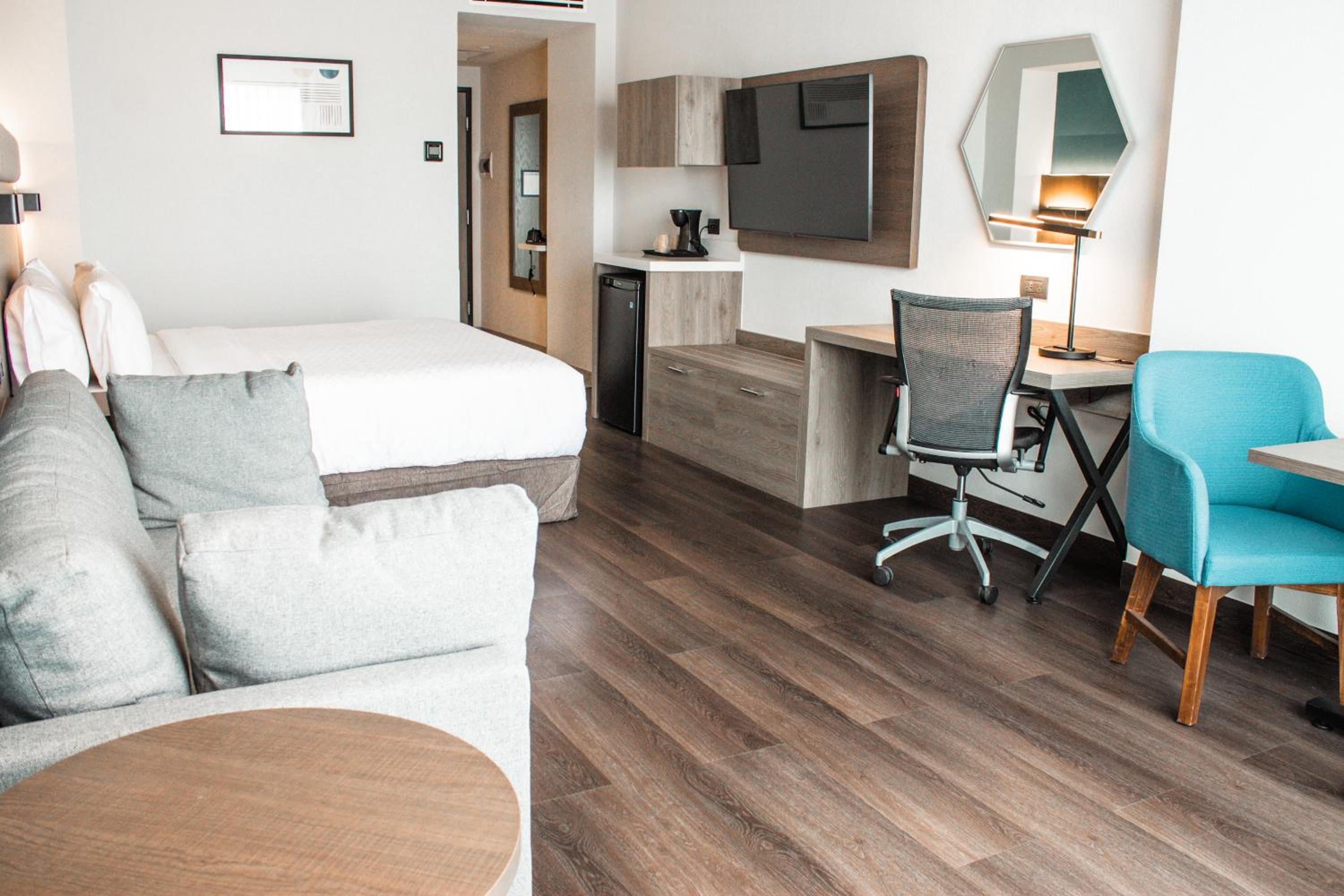 King Suite with Balcony - Photo 6
