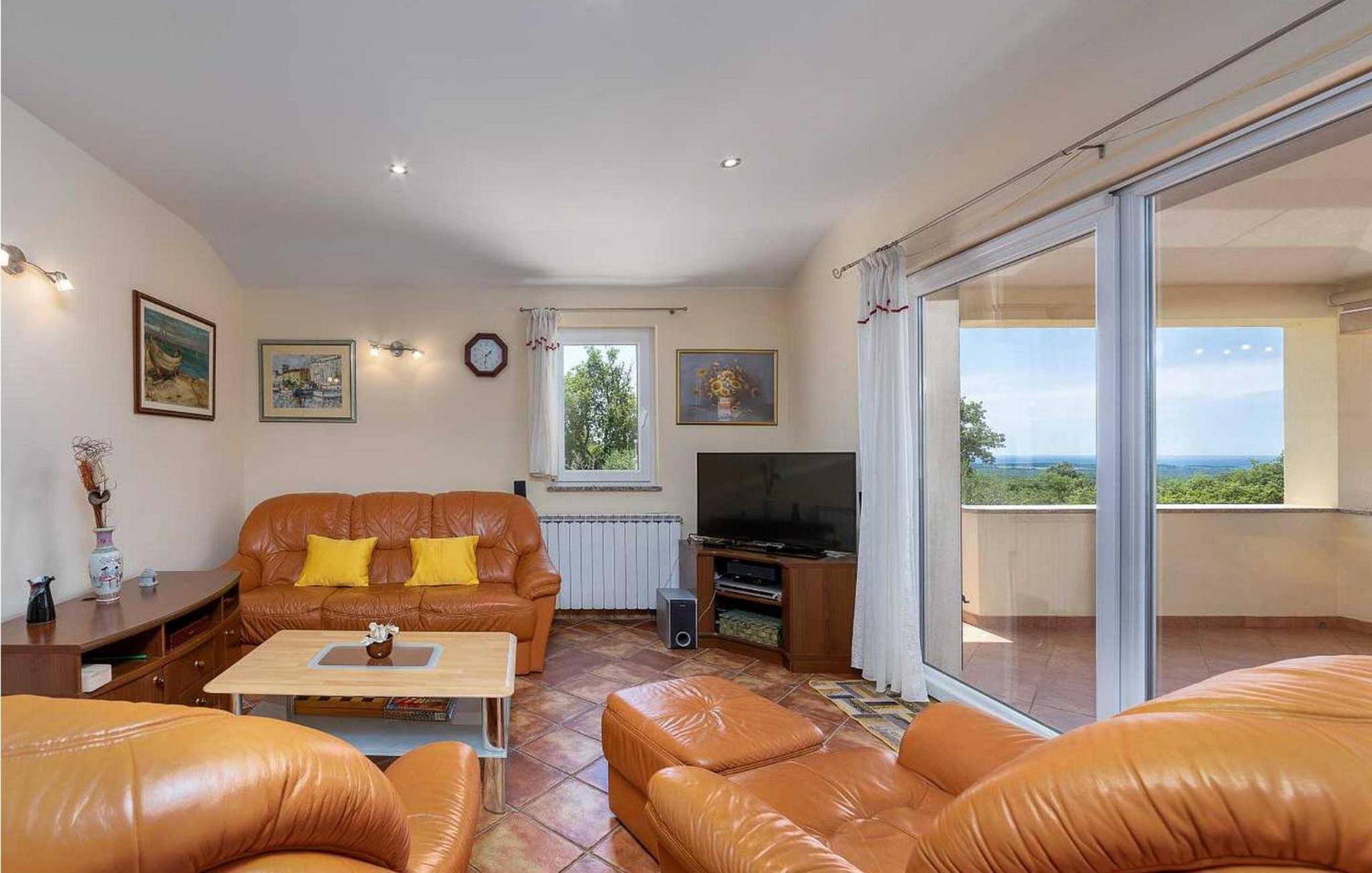 Three-Bedroom Holiday Home  photo 1