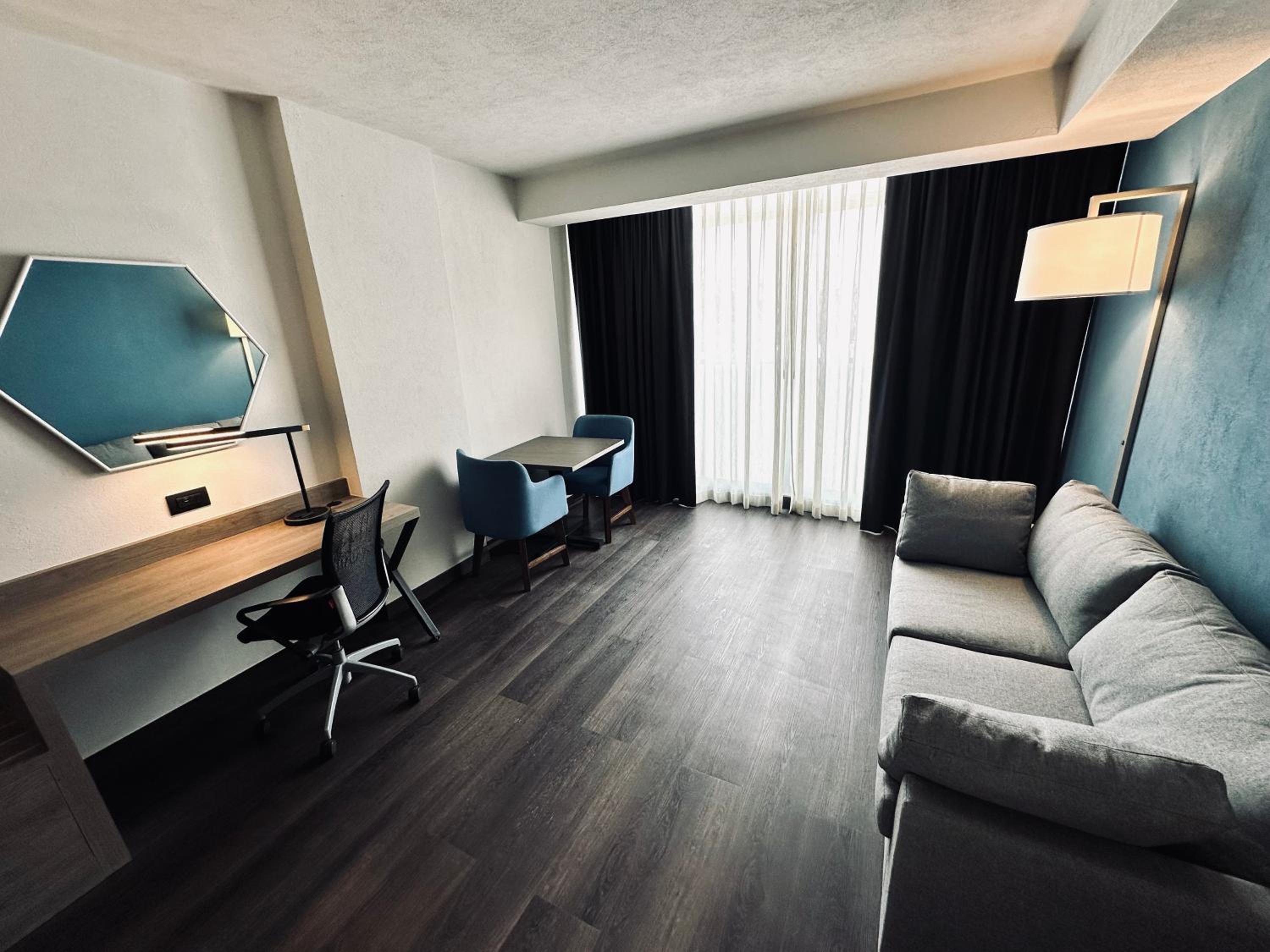King Suite with Balcony - Photo 4
