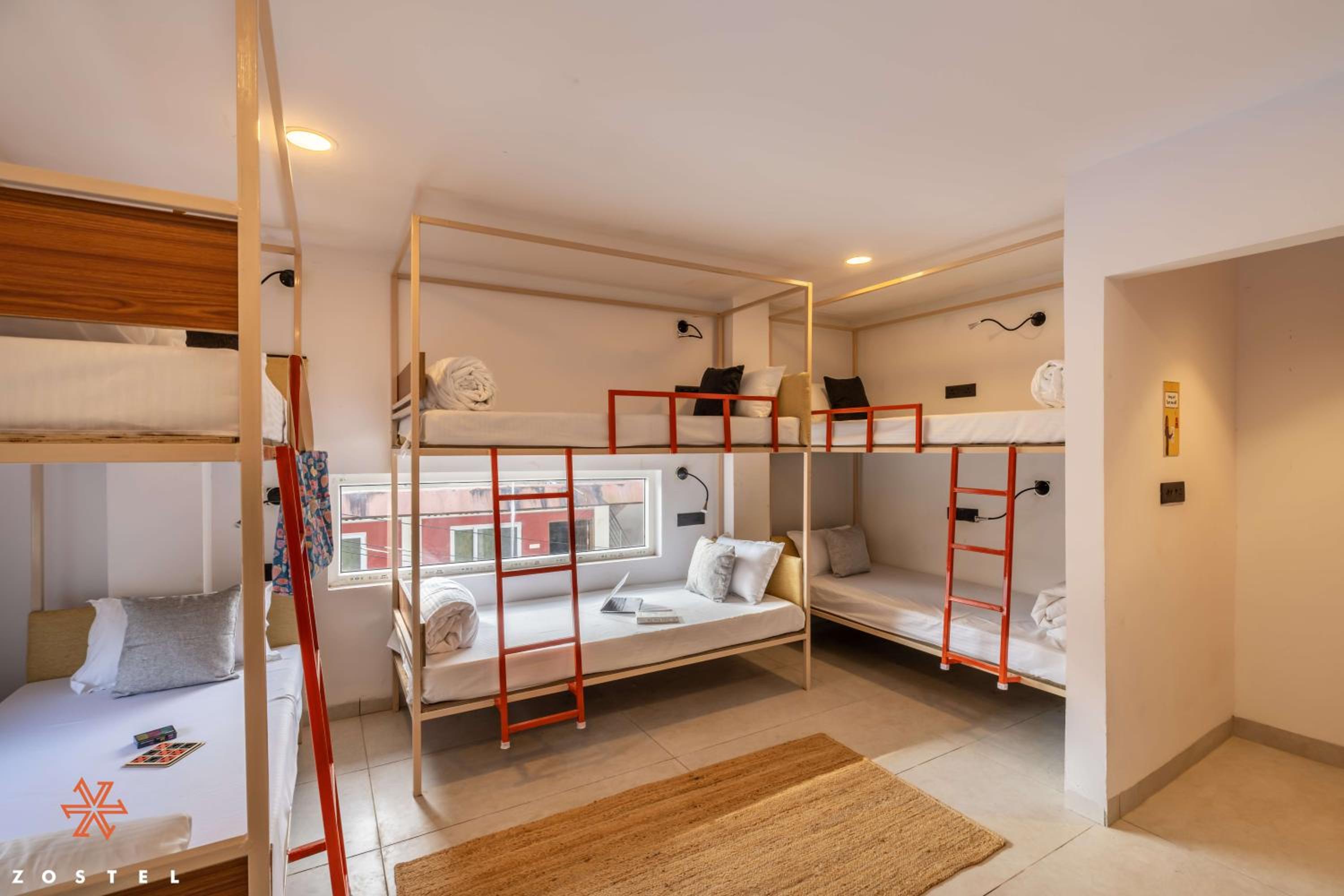 Bed in Deluxe 6-Bed Mixed Dormitory Room photo 1