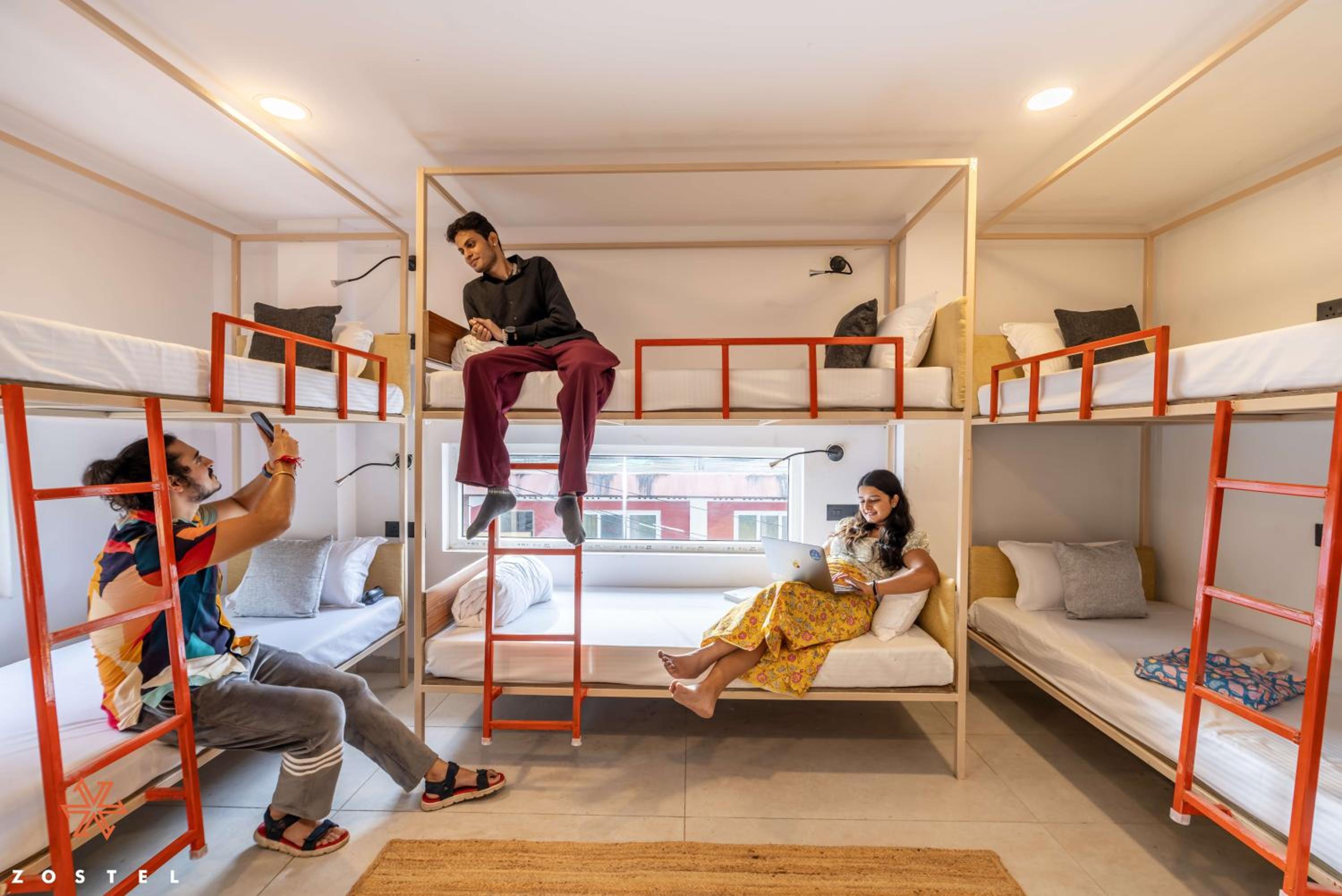Bed in Deluxe 6-Bed Mixed Dormitory Room photo 2