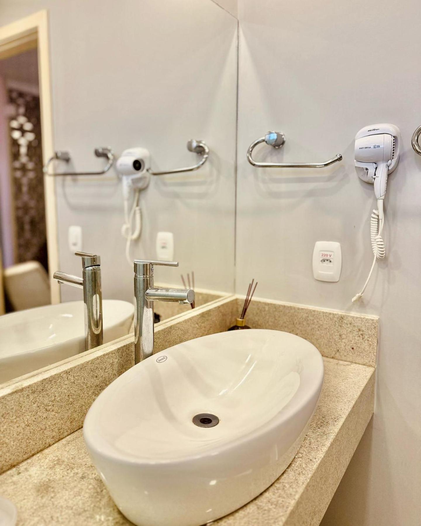 Deluxe Suite with Spa Bath photo 3