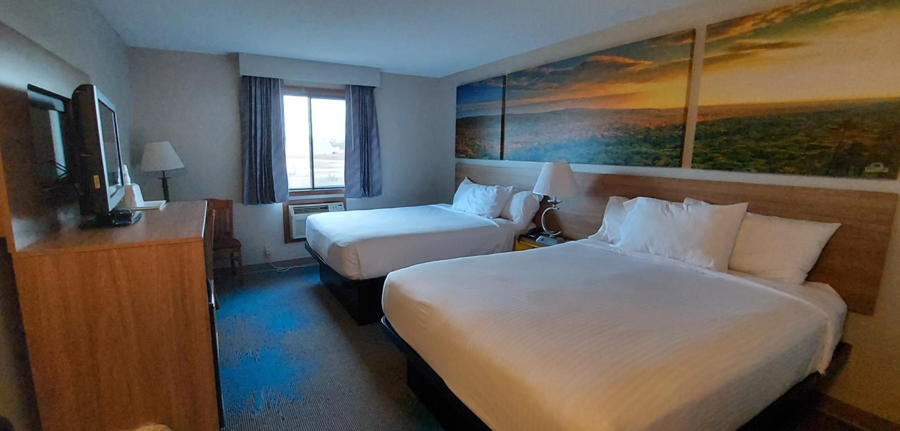 Queen Room with Two Queen Beds - Non-Smoking - Photo 5