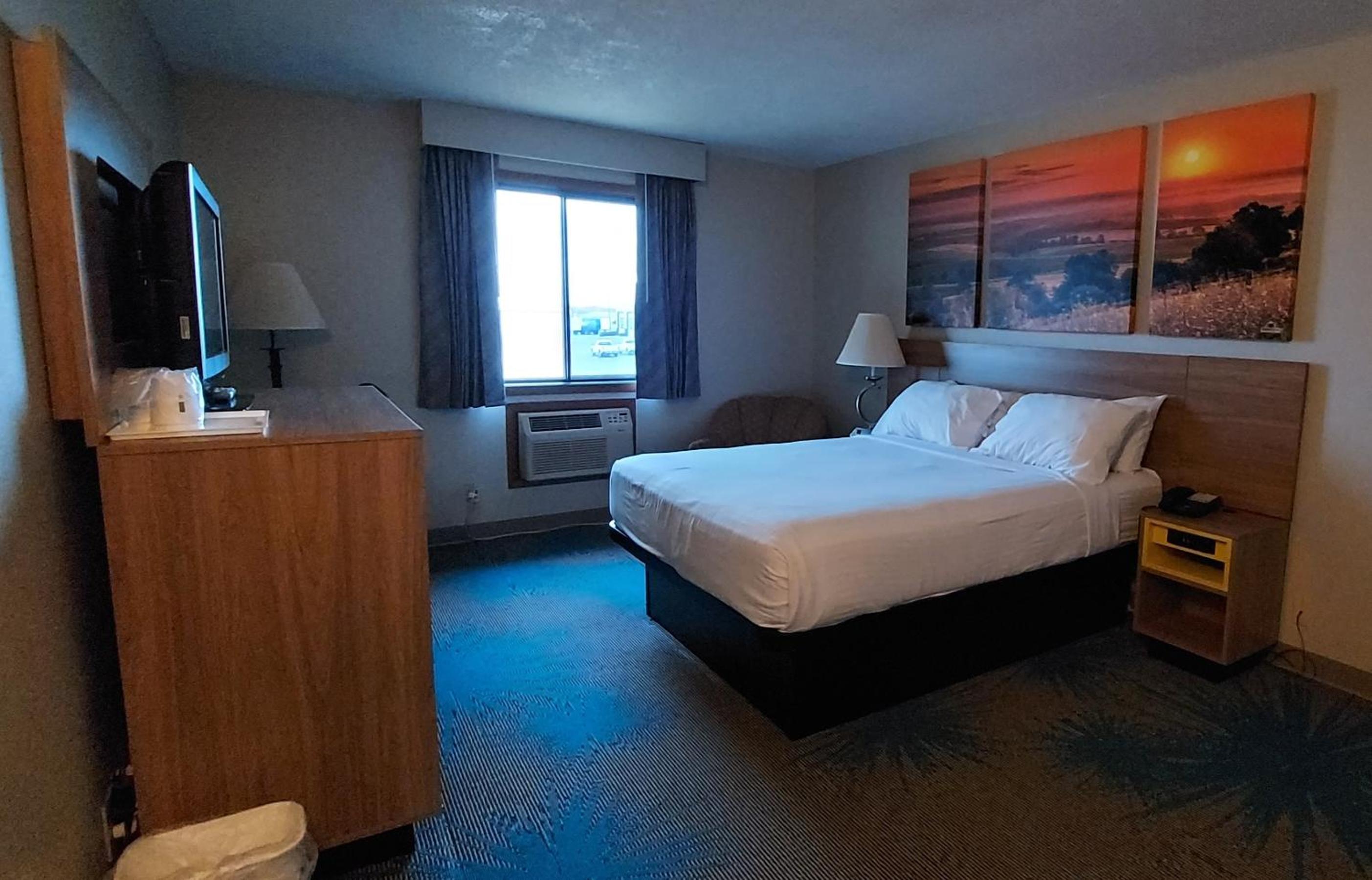 Queen Room - Pet Friendly/Non-Smoking - Photo 3