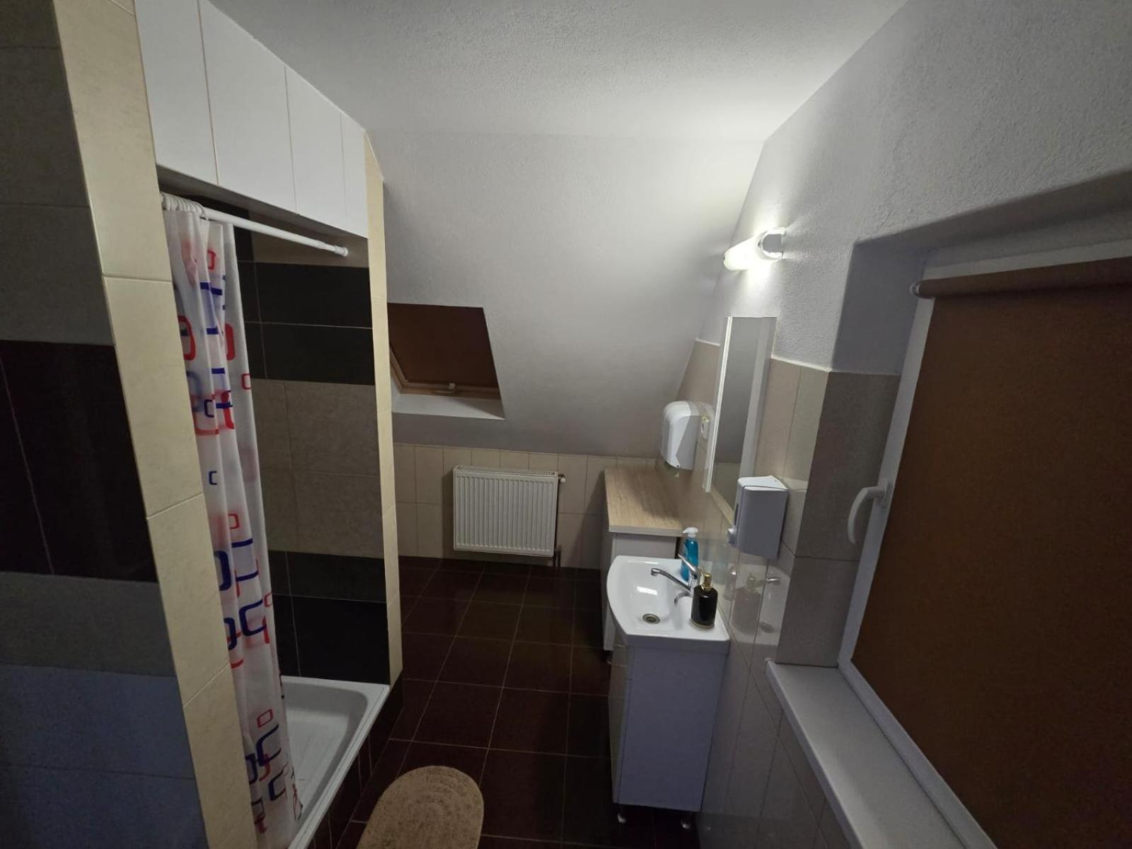 Single Room with Shared Bathroom photo 3