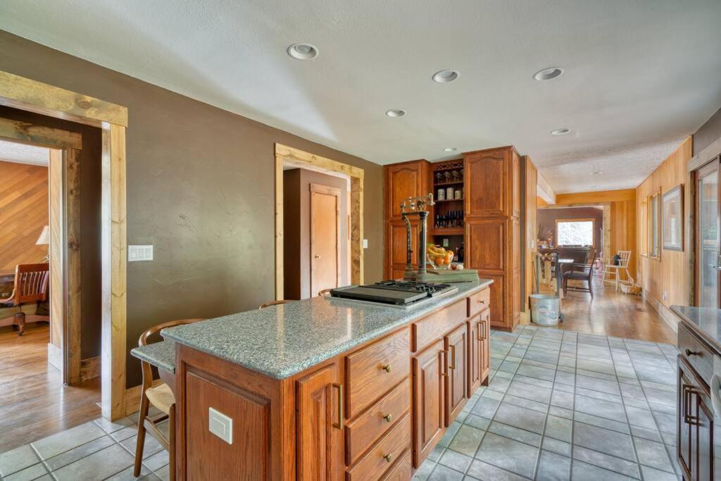 Seven-Bedroom House photo 2
