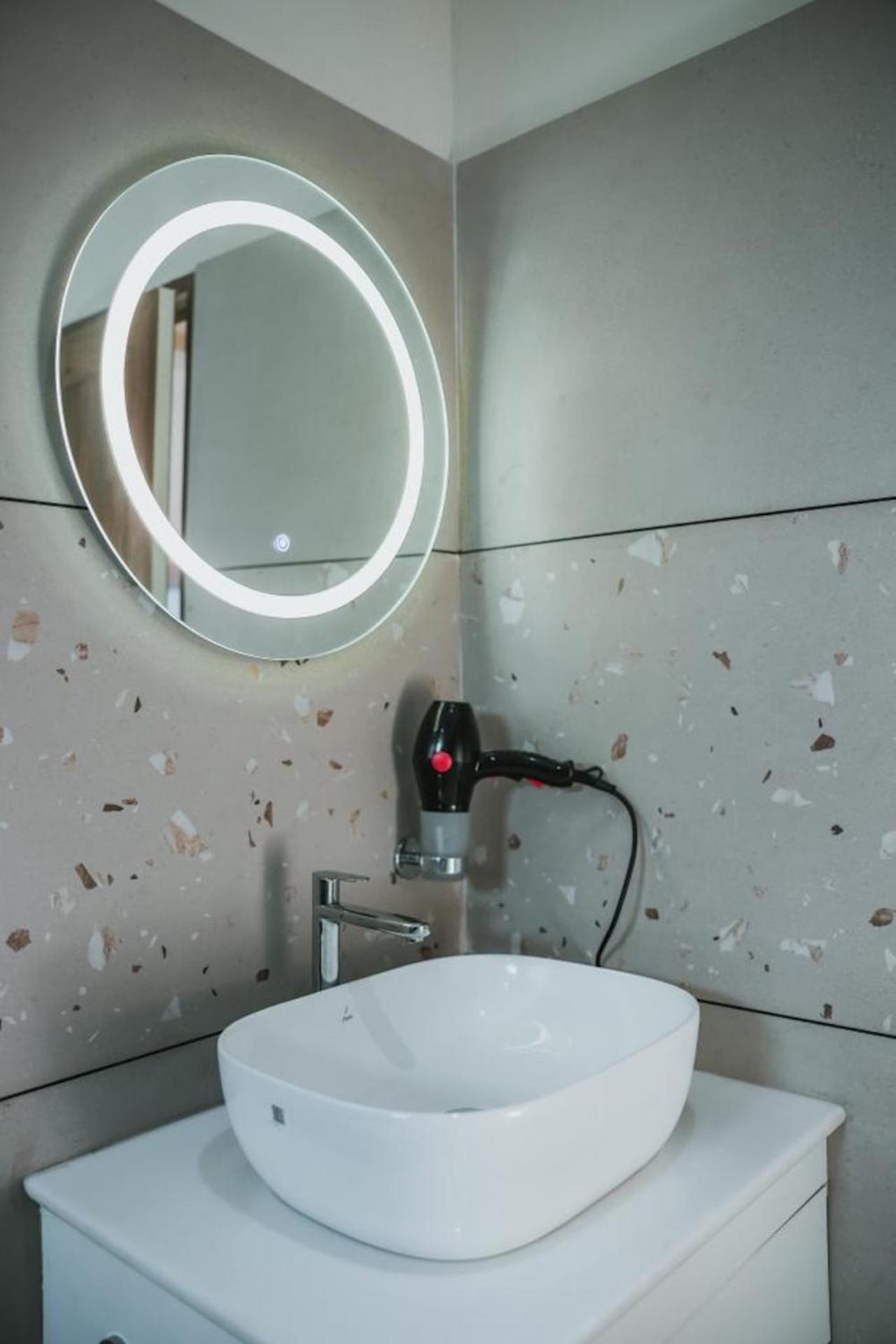 Superior King Room - Photo 11