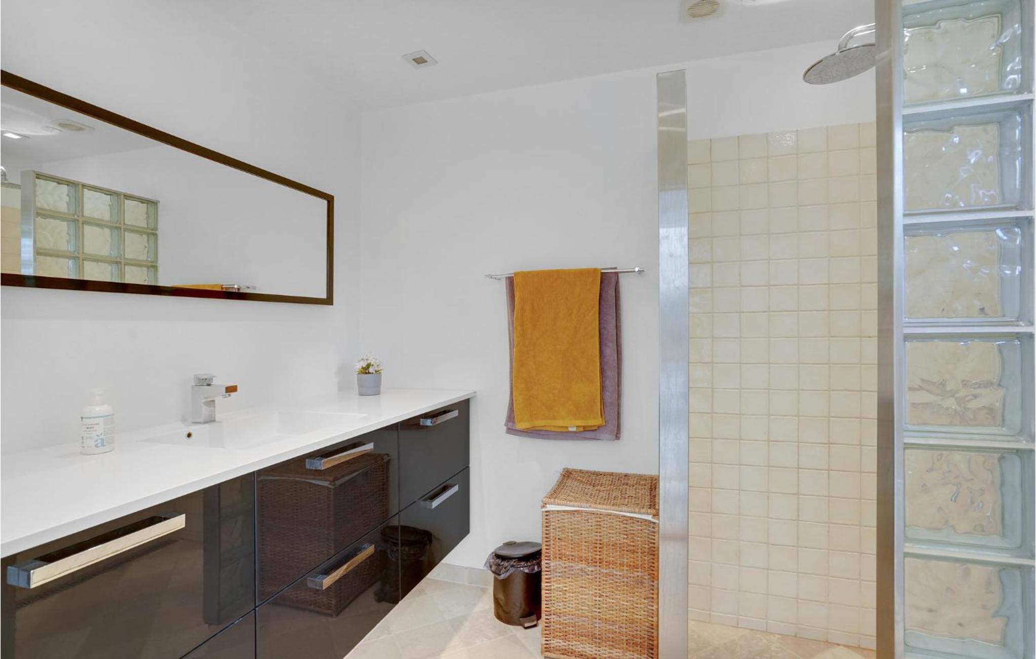 Three-Bedroom Vacation Home photo 3