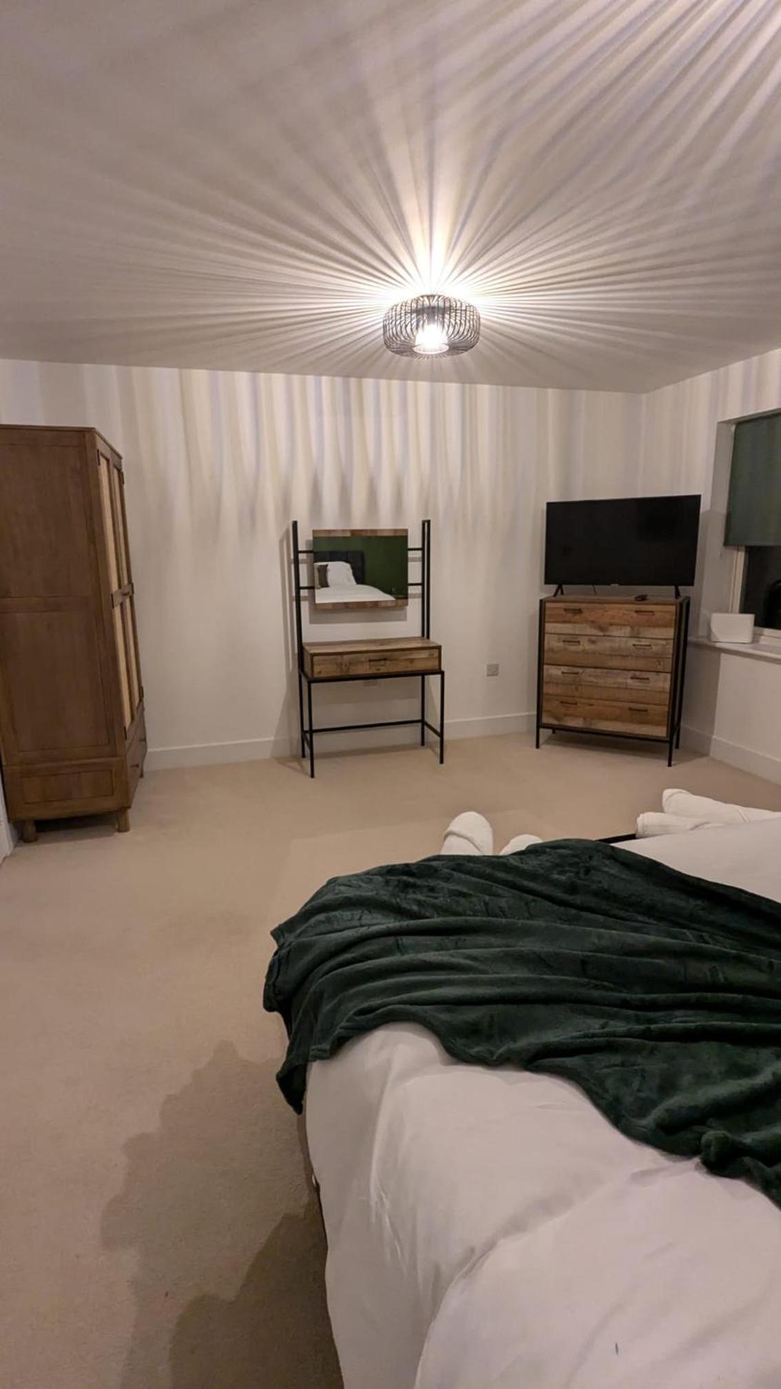 Five-Bedroom House photo 3