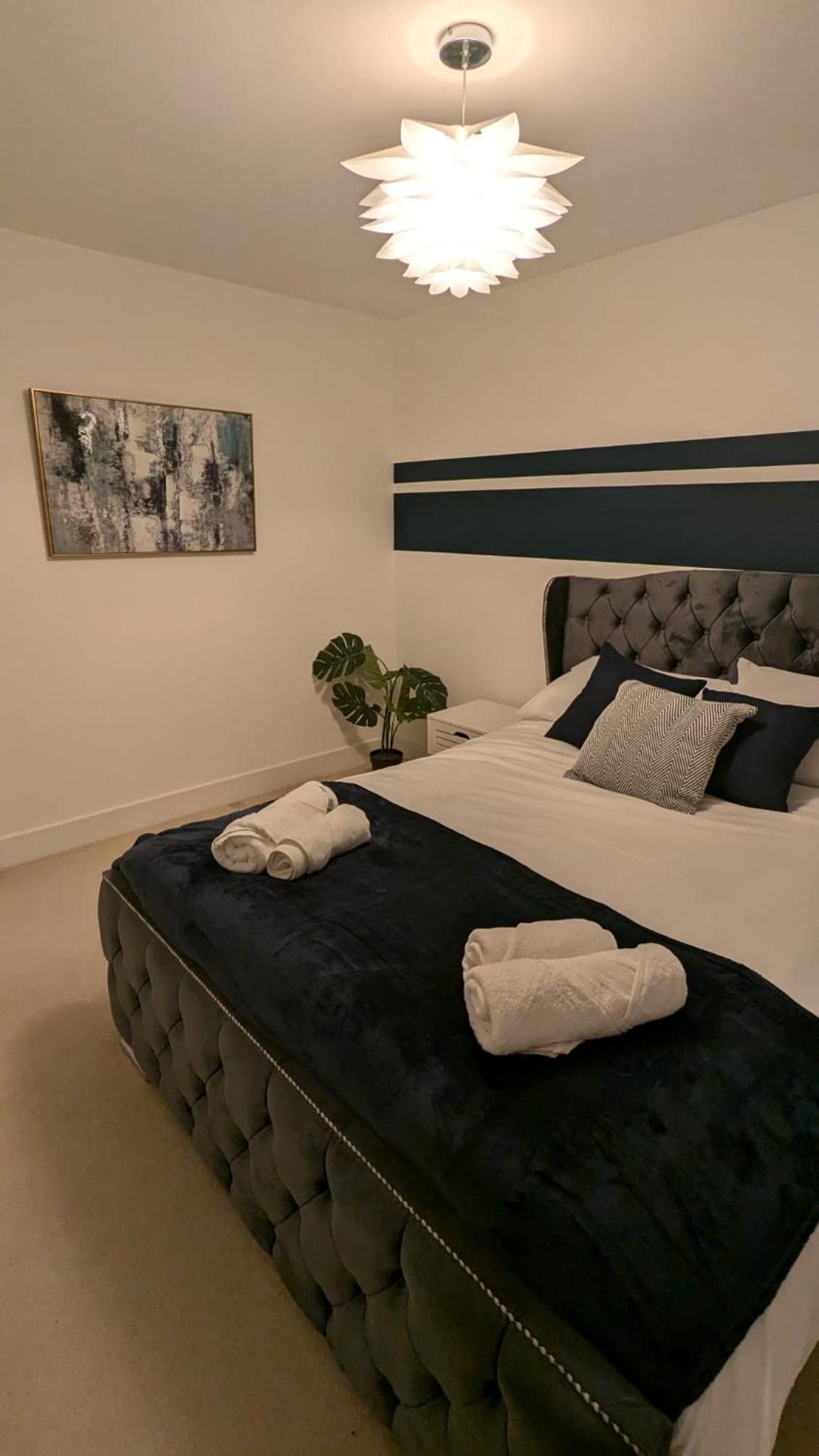 Five-Bedroom House photo 1