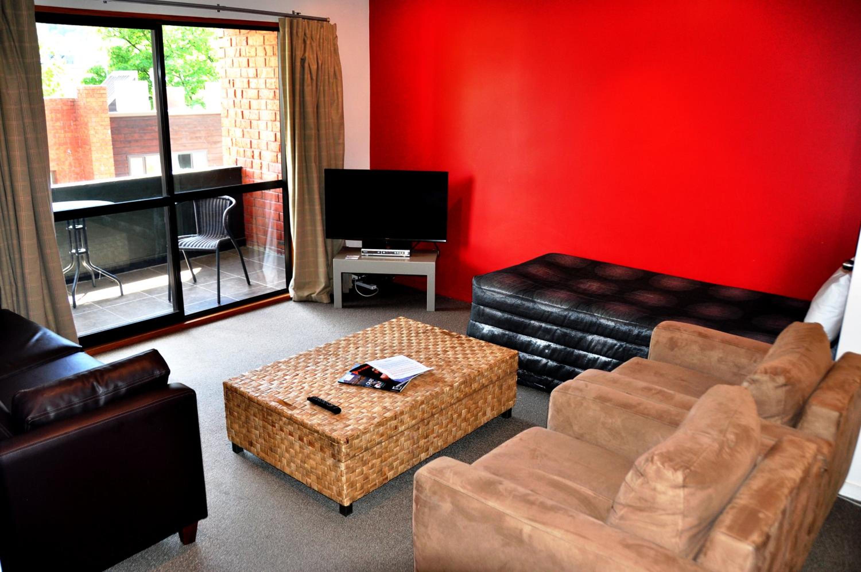 Executive One-Bedroom Apartment - Photo 3