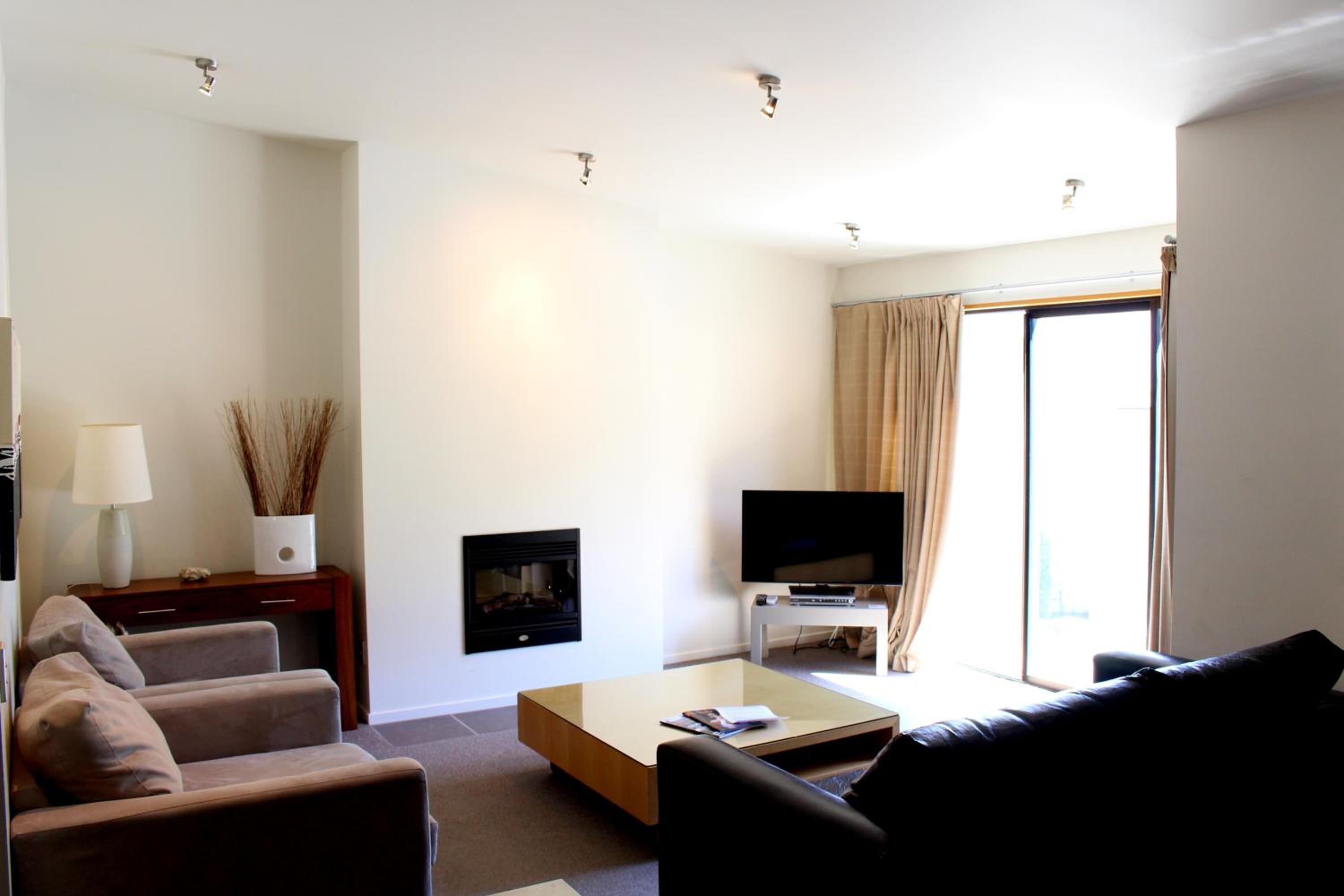 Executive Two-Bedroom Two-Bathroom Apartment - Photo 2