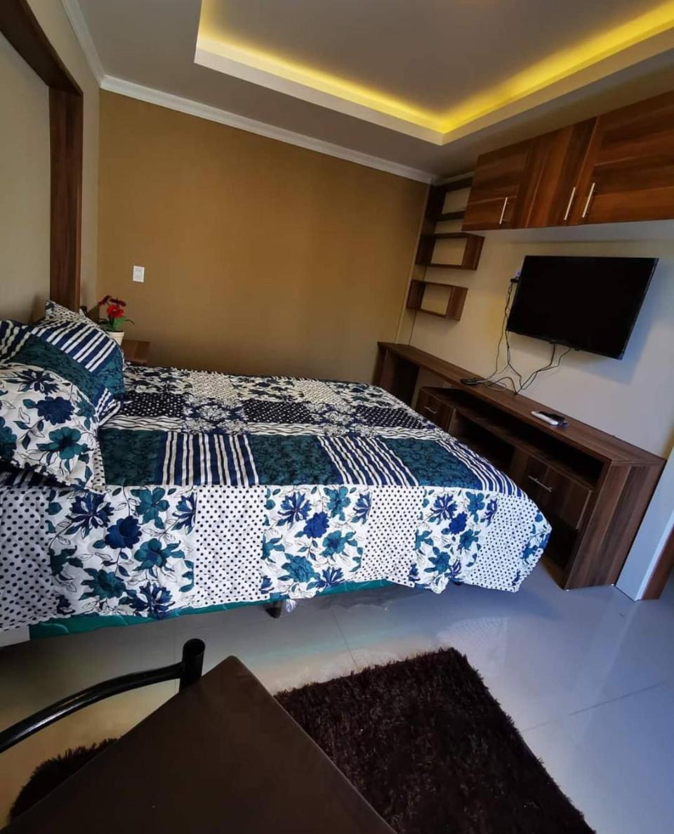 Five-Bedroom House photo 1