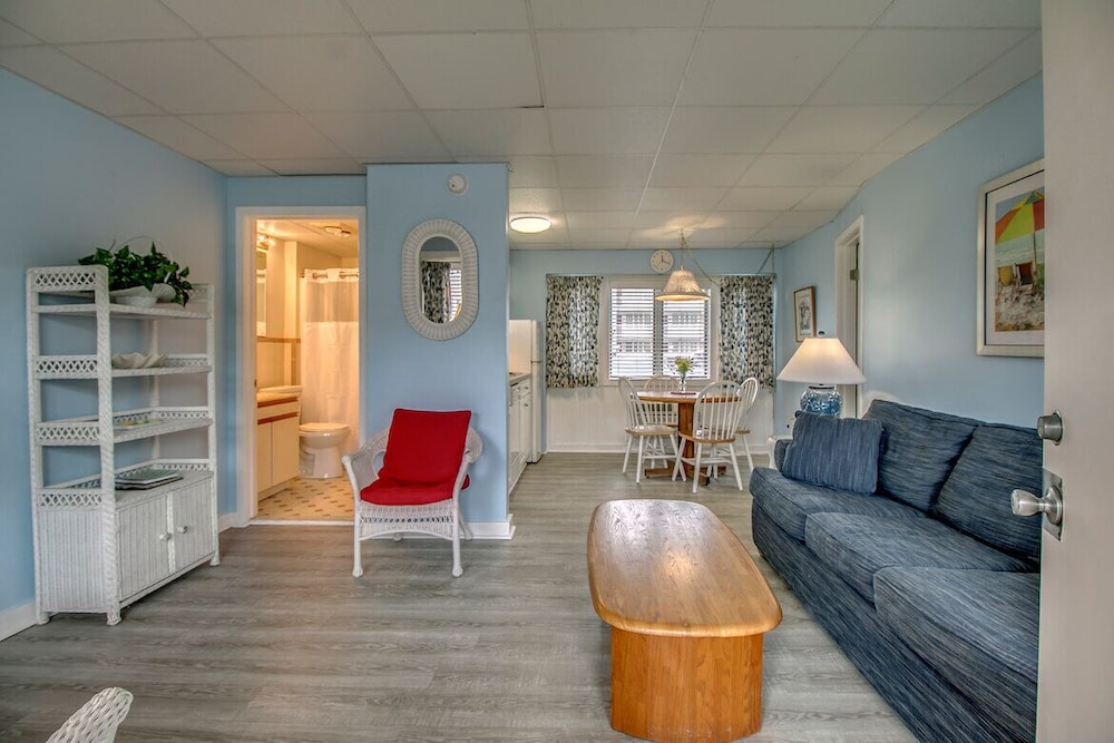 Two Bedroom, 2 Bathroom pool side unit photo 2