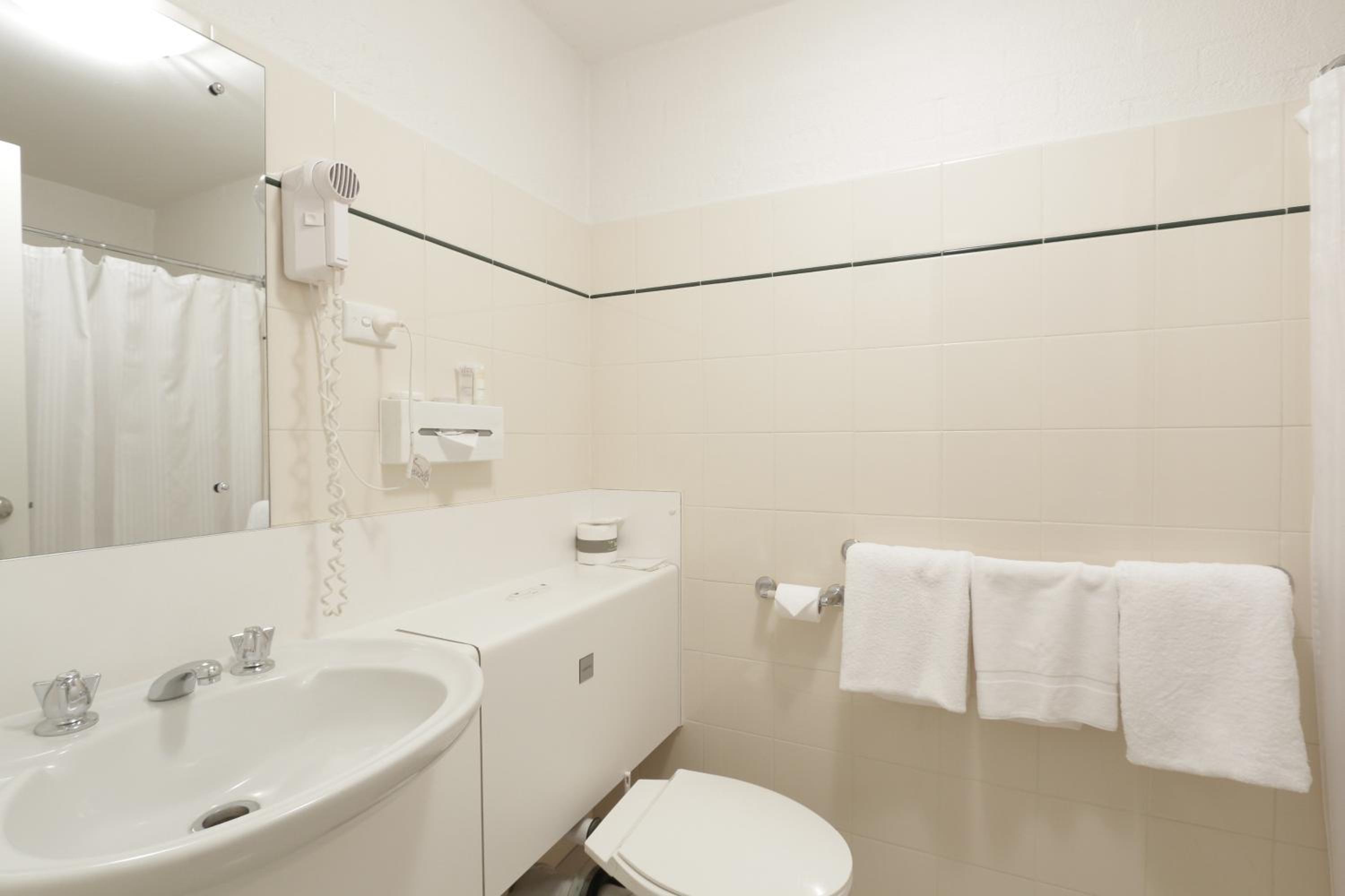 Deluxe King with Free Wifi and Parking photo 2