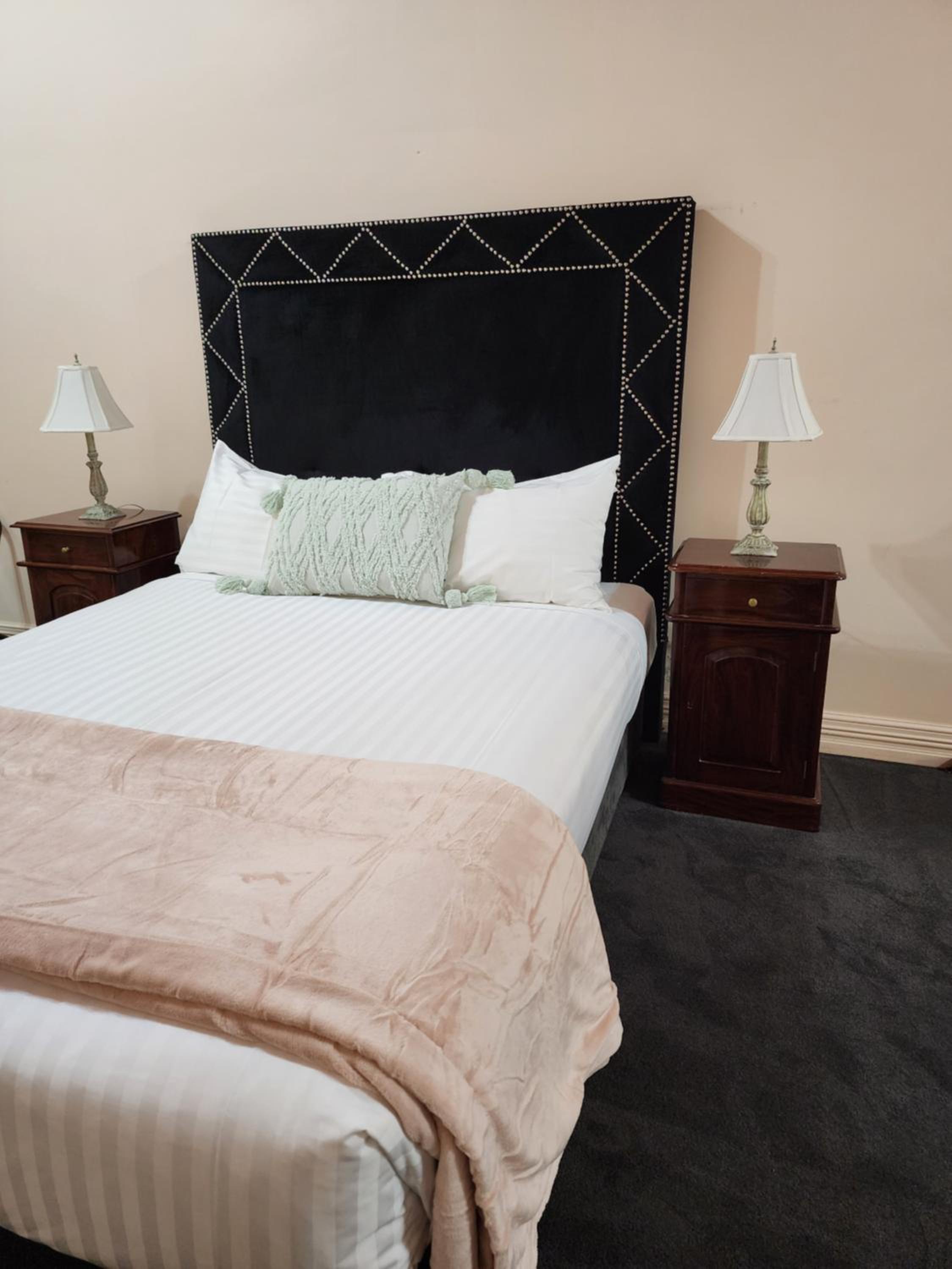 Queen Heritage Room