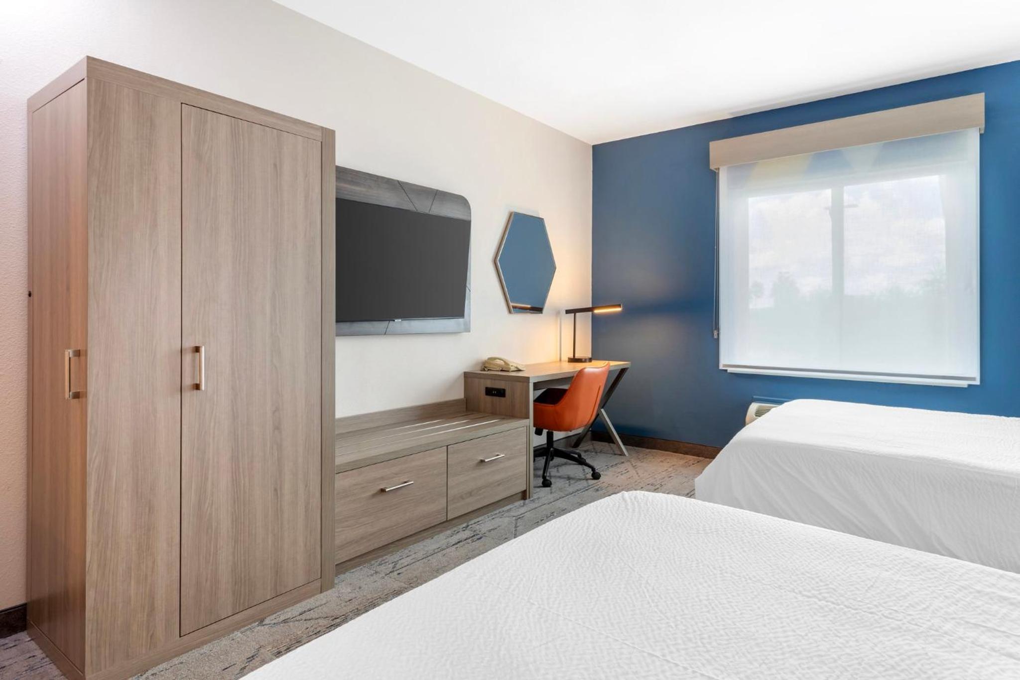 Standard Queen Room with Two Queen Beds - Photo 3