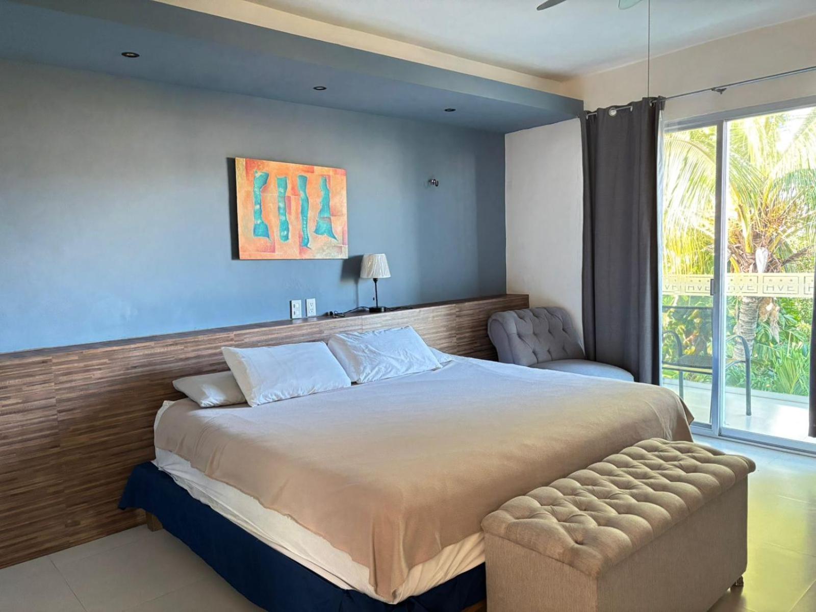 Queen Suite with Pool View photo 2