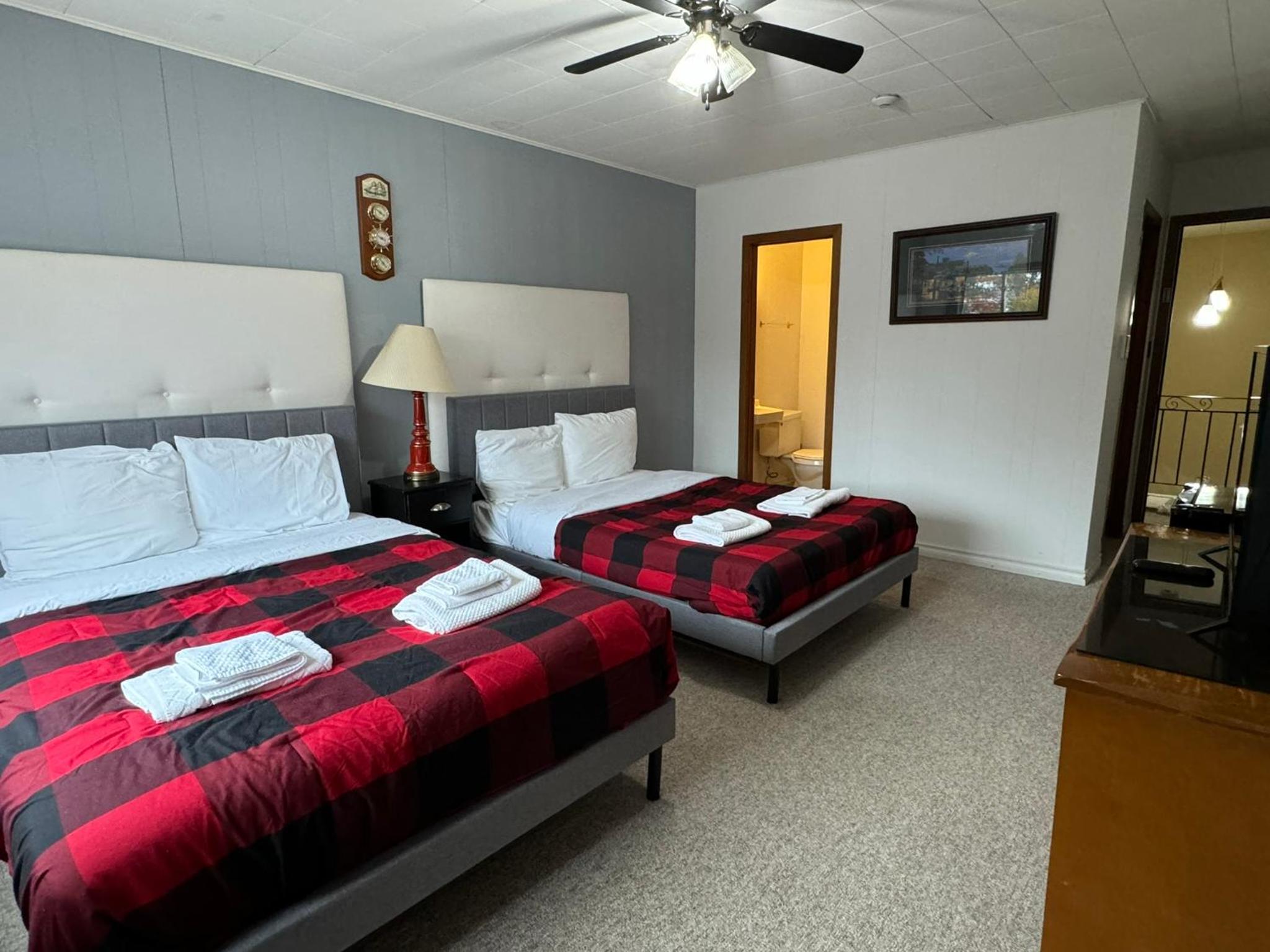 Standard Queen Room With Two Queen Beds photo 2