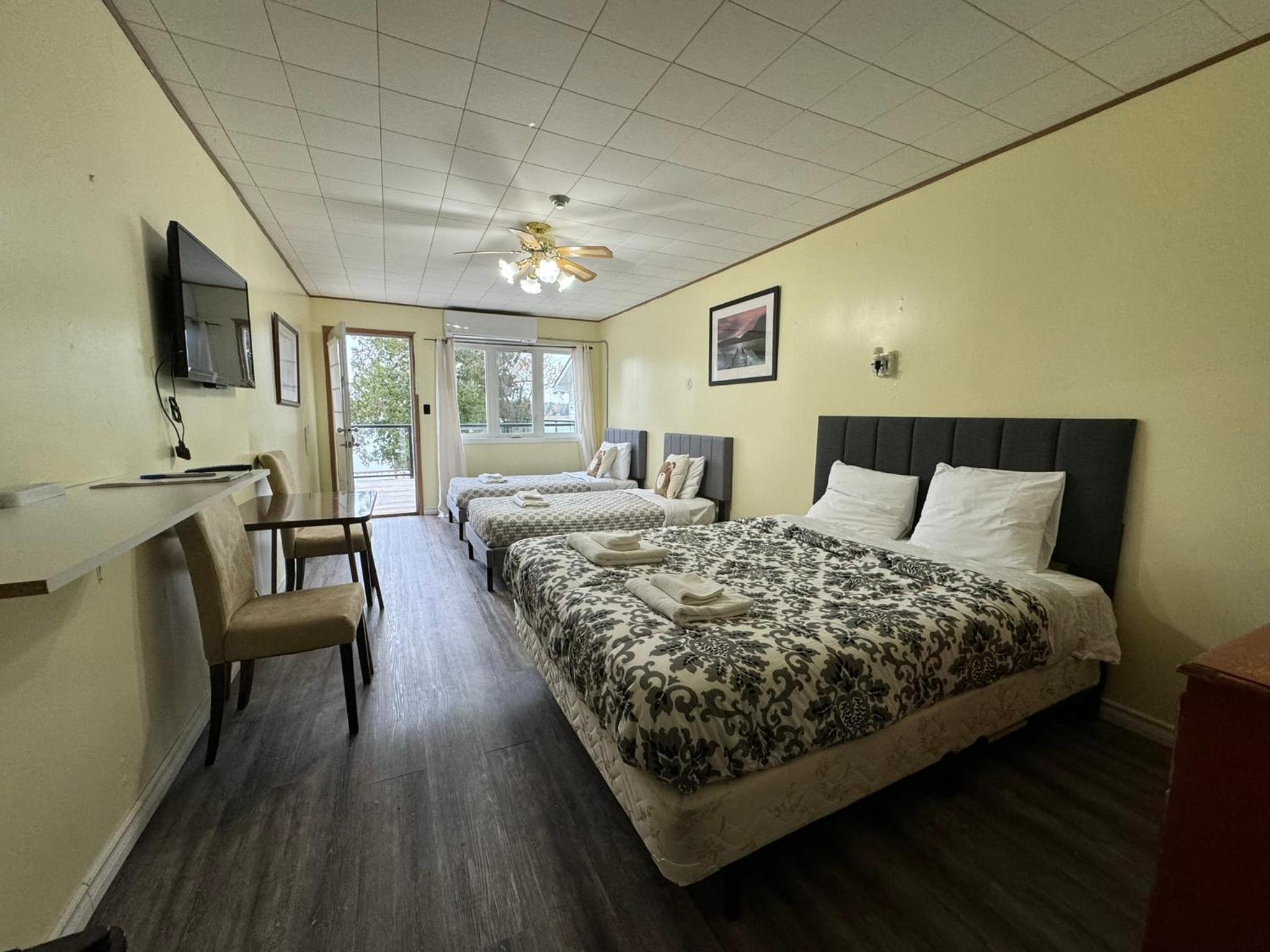 Family Room With Balcony photo 2