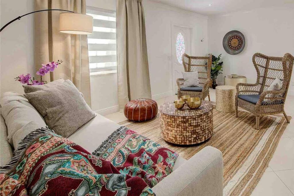 Five-Bedroom House photo 2