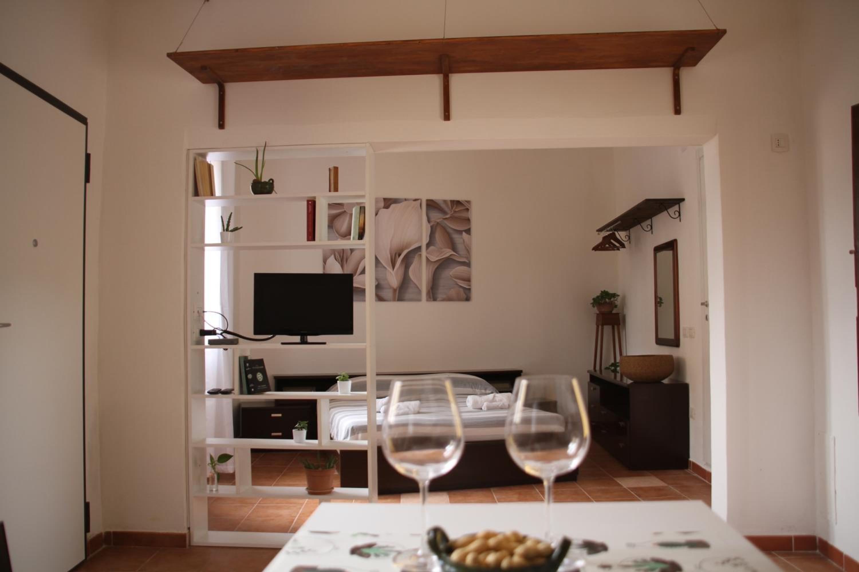One-Bedroom Apartment photo 1