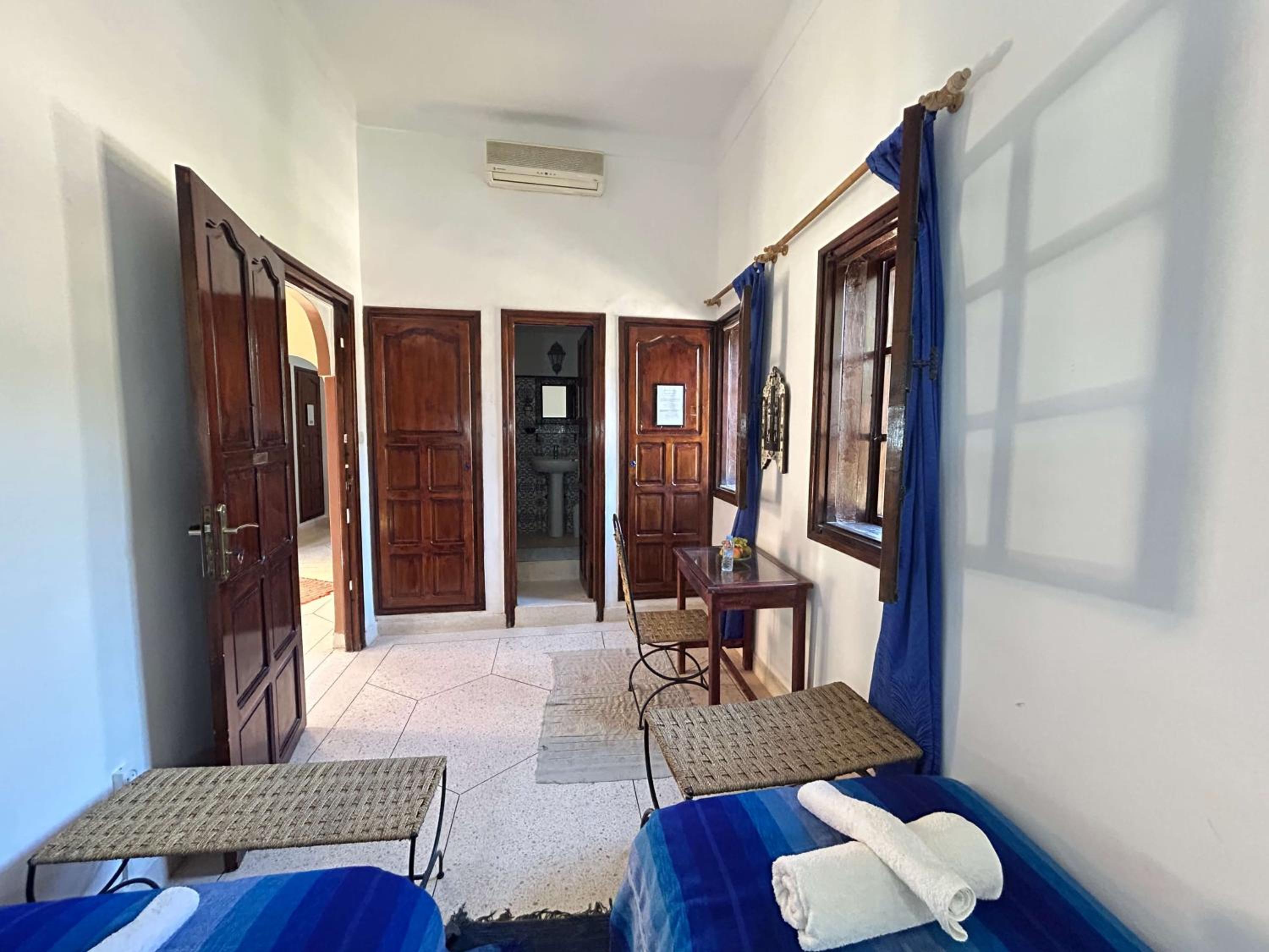 Twin Room with Private Bathroom - Photo 5