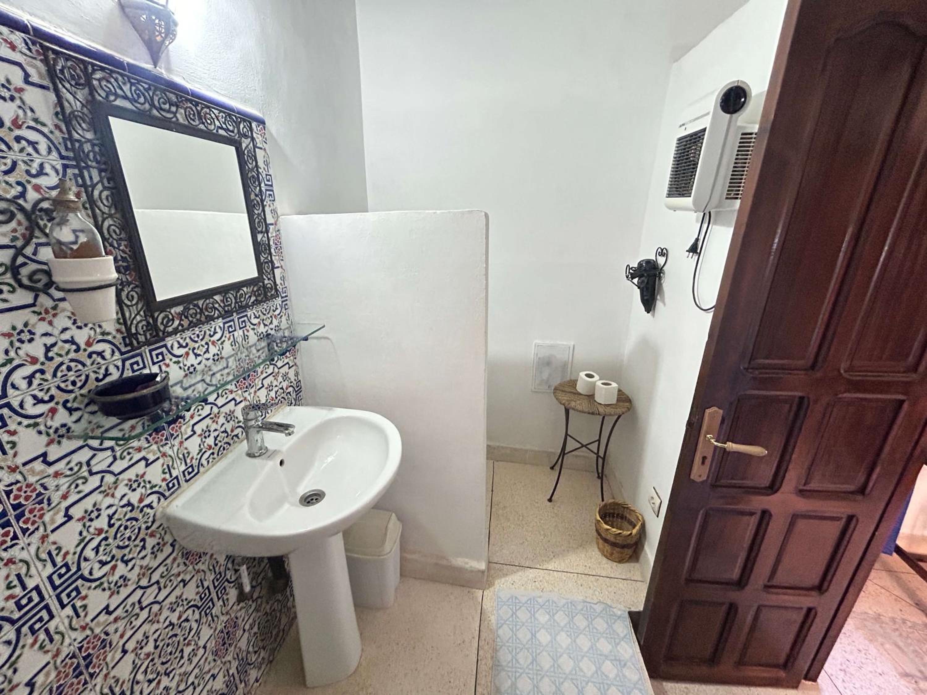 Twin Room with Private Bathroom - Photo 2