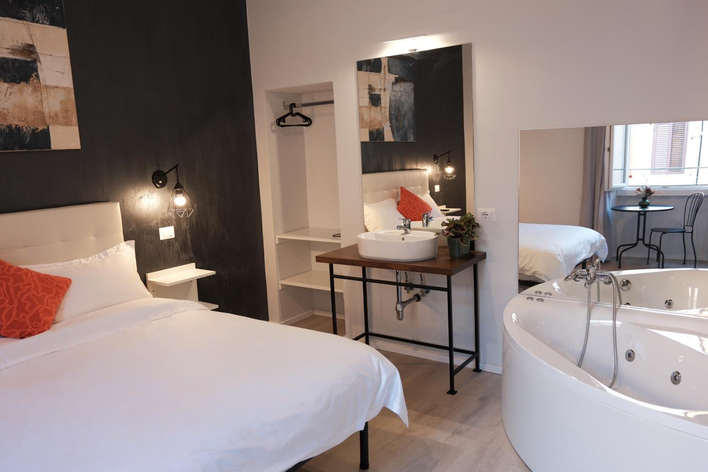 Deluxe Double Room with Bath photo 2