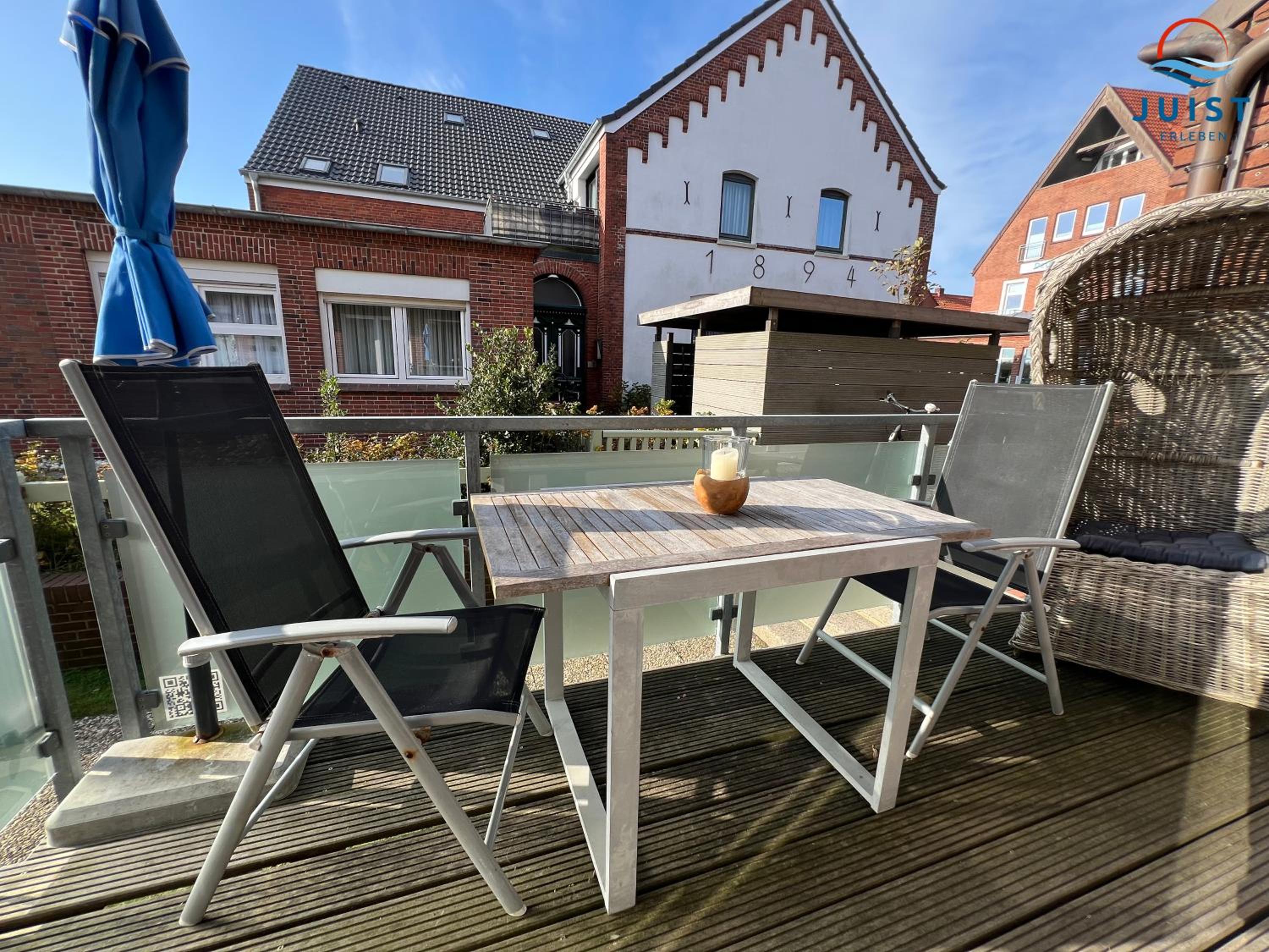 Apartment with Balcony photo 1