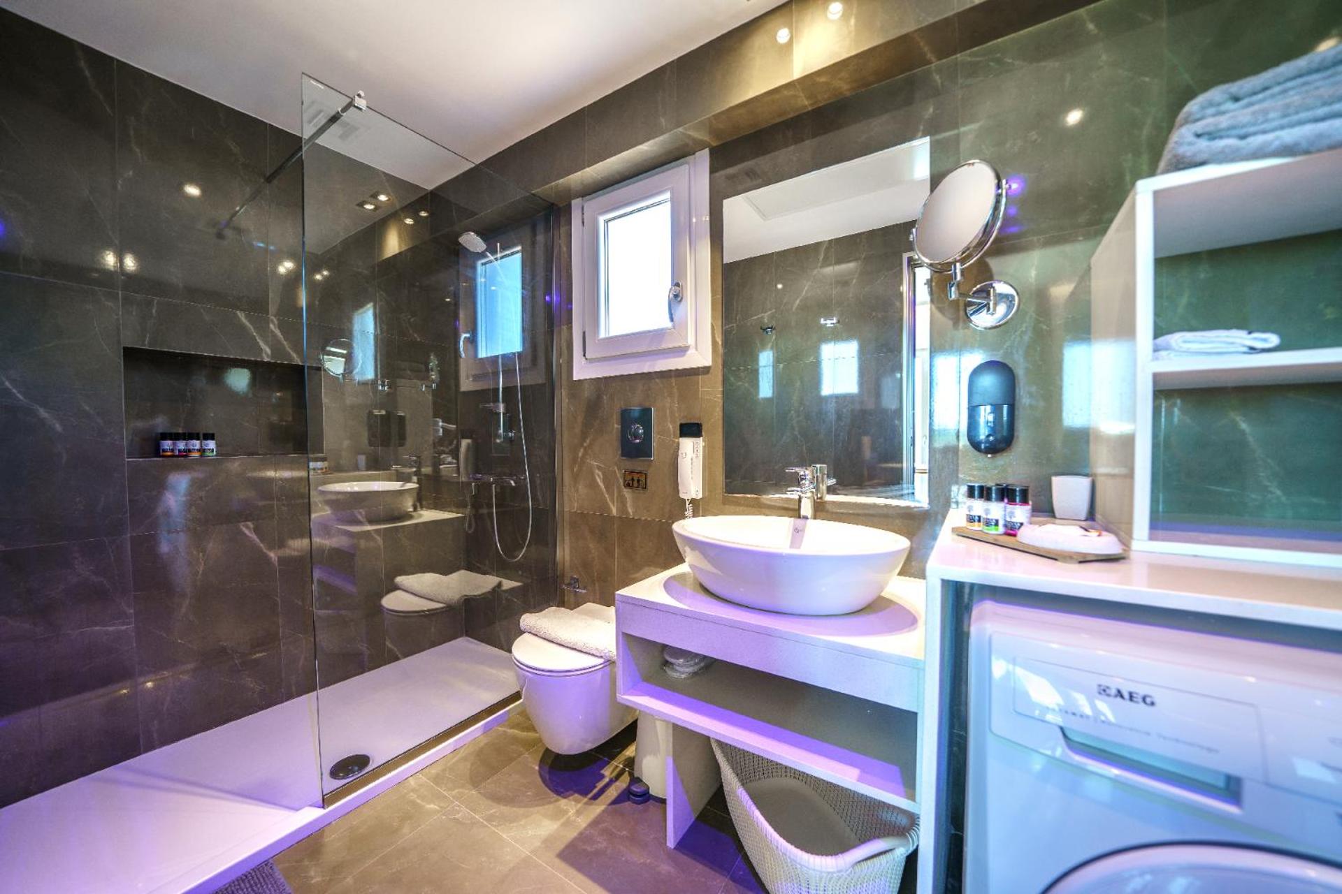 Executive Two Bedroom Quadruple Suite with Side Sea View - Dioni