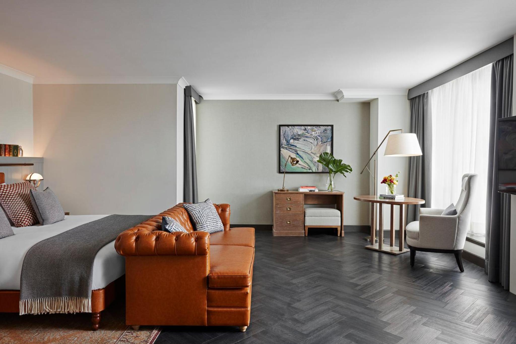 Premium King Room with Sofa Bed thumbnail 5