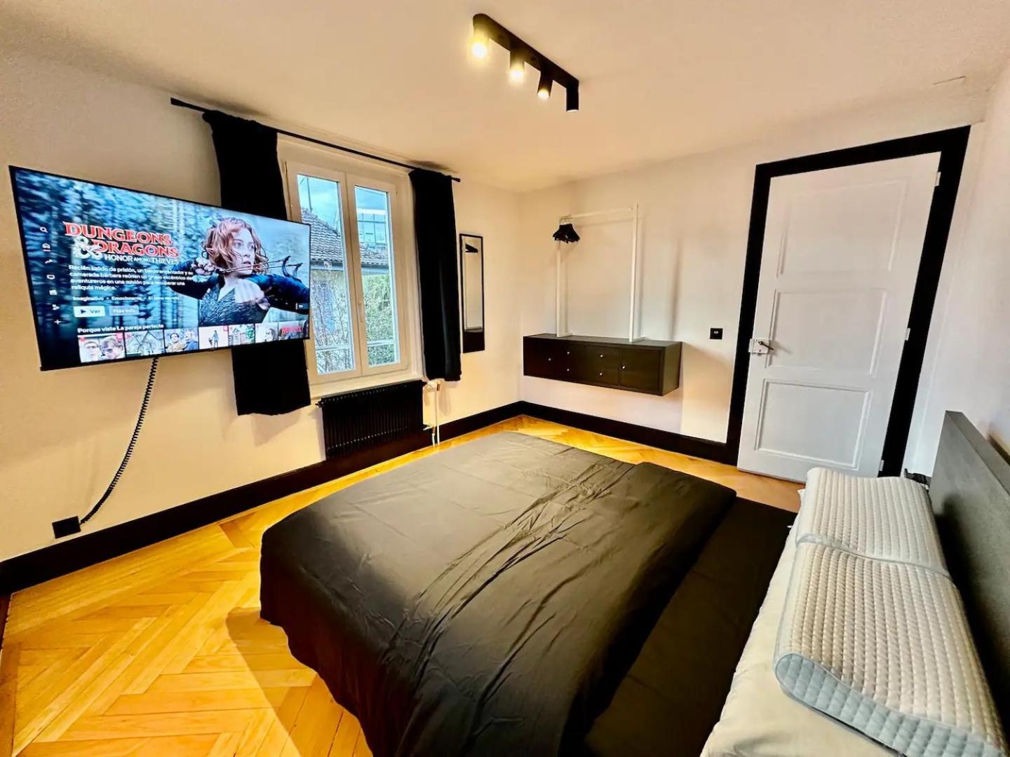 One-Bedroom Apartment - Non-Smoking photo 2
