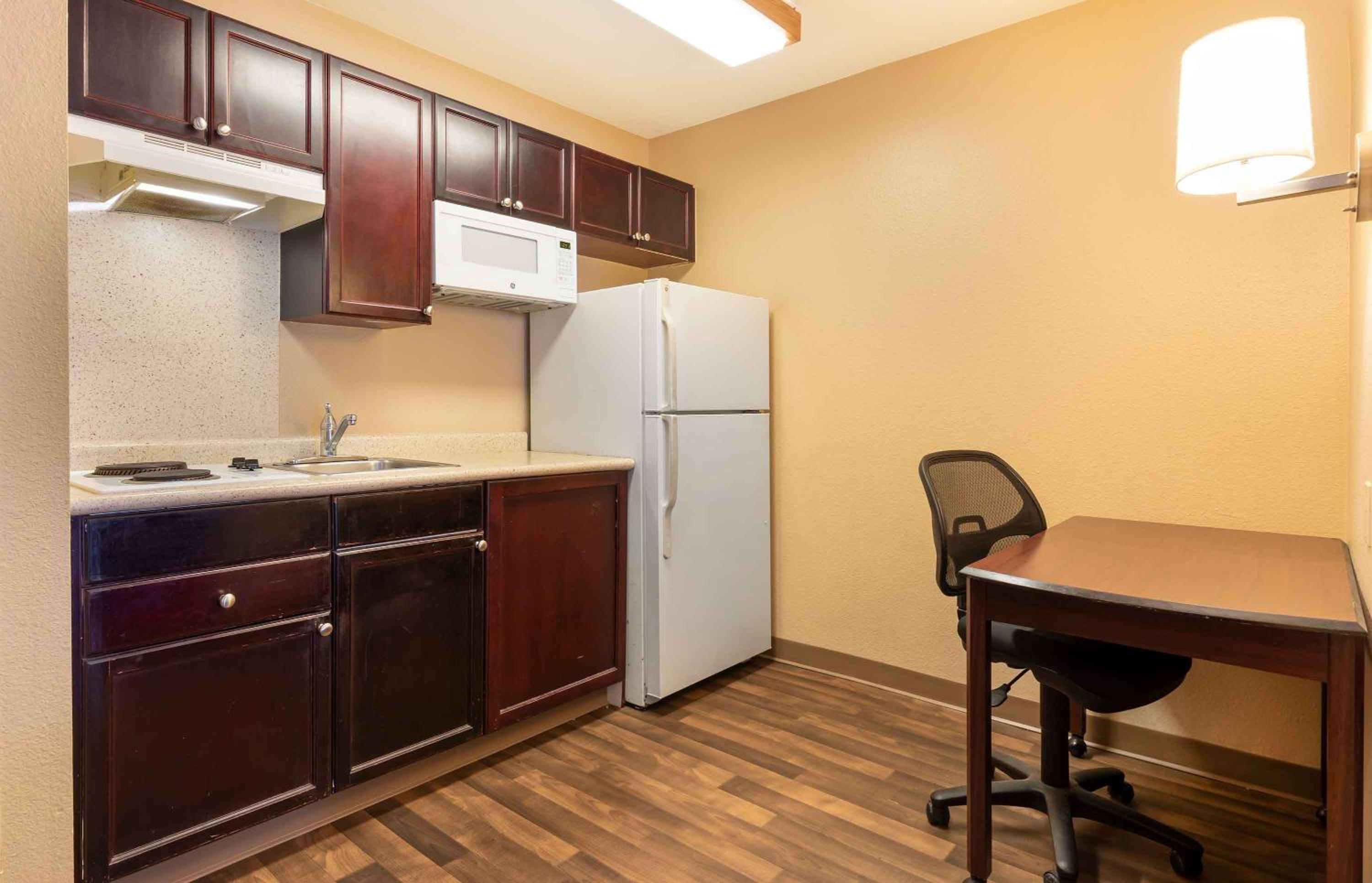 Deluxe Studio with 1 Queen Bed - Non Smoking - Photo 8