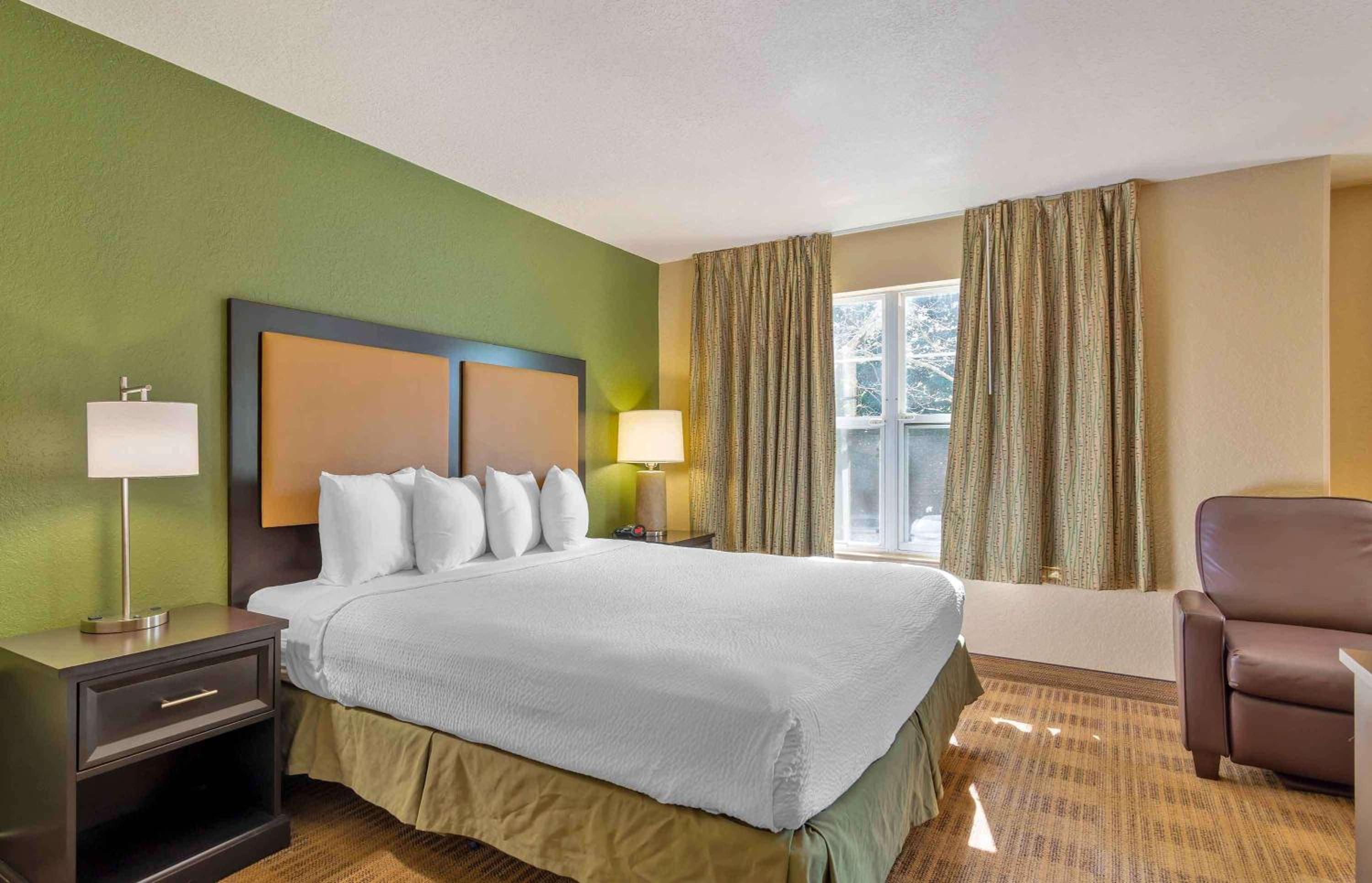 Deluxe Studio with 1 King Bed - Non Smoking - Photo 11