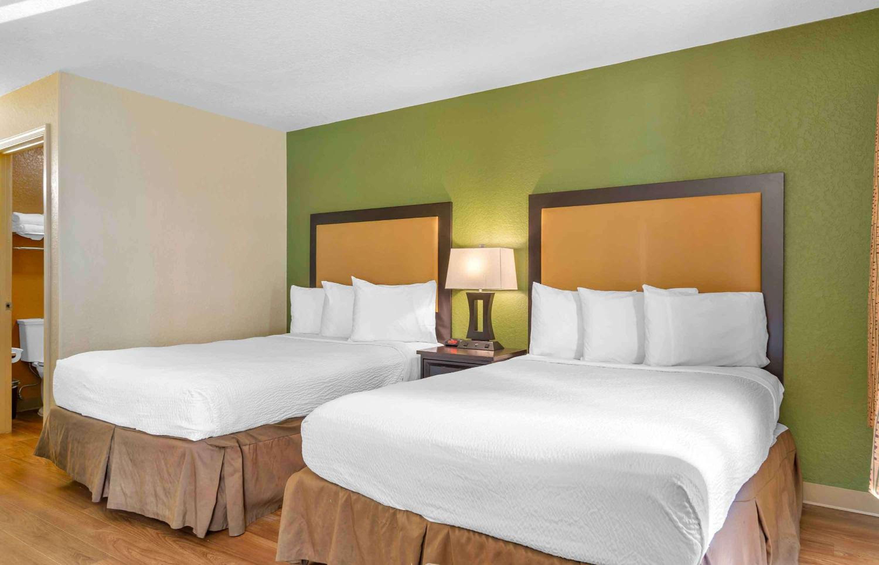 Deluxe Studio with Two Double Beds - Non-Smoking - Photo 1