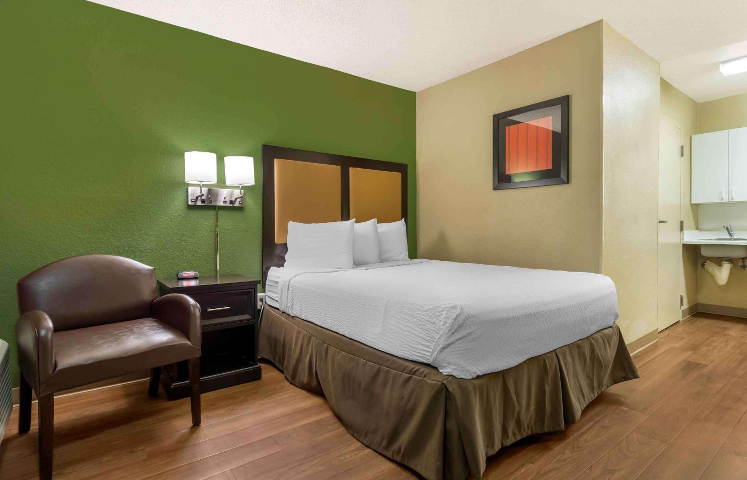 Queen studio with 1 Queen Bed - Disability Access/Non-Smoking photo 1