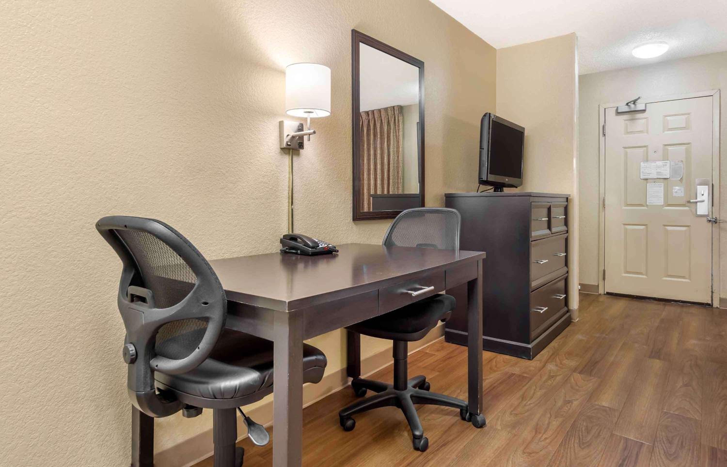 Queen studio with 1 Queen Bed - Disability Access/Non-Smoking photo 3