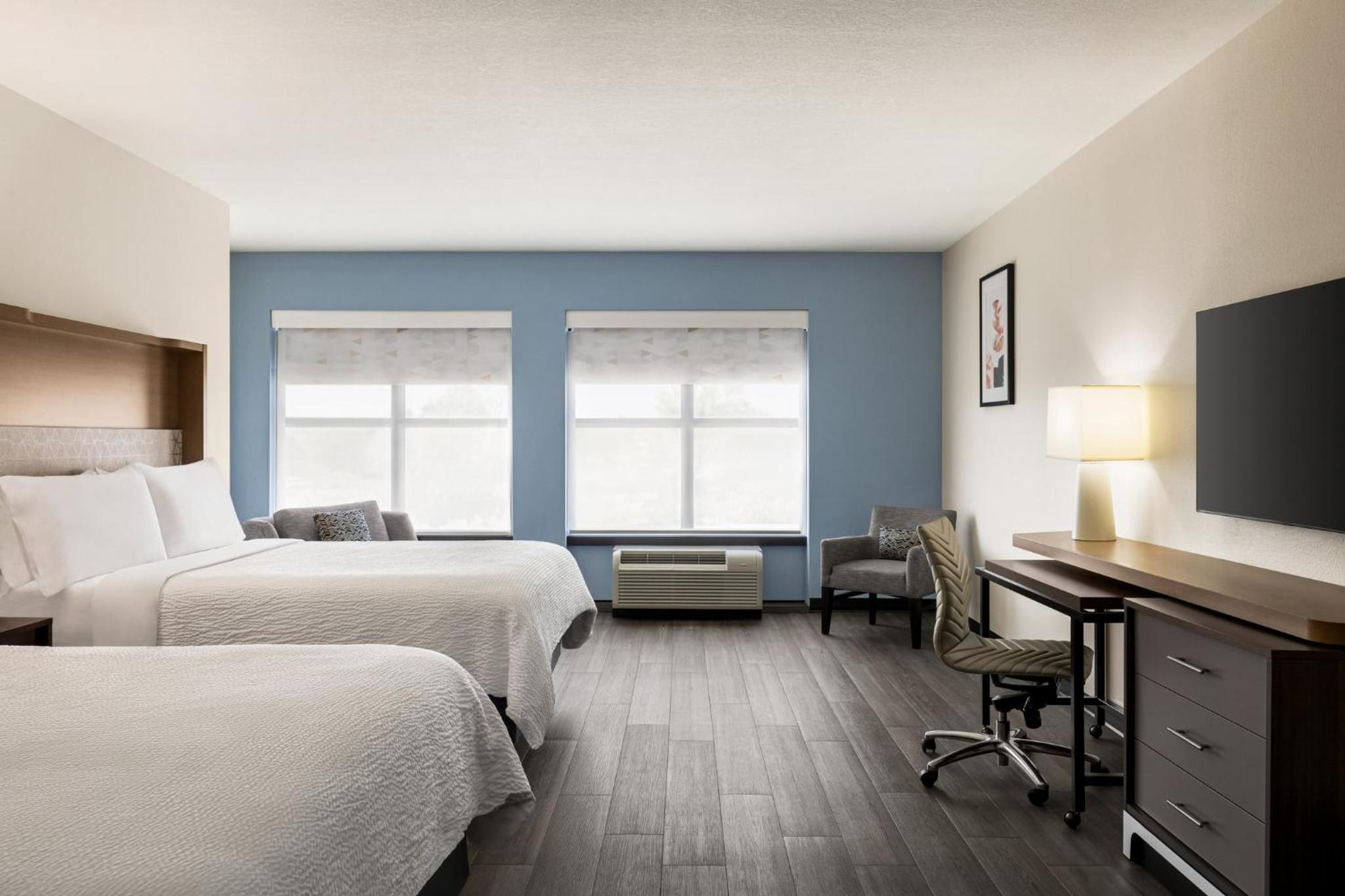 Standard Queen Room with Two Queen Beds - Photo 6
